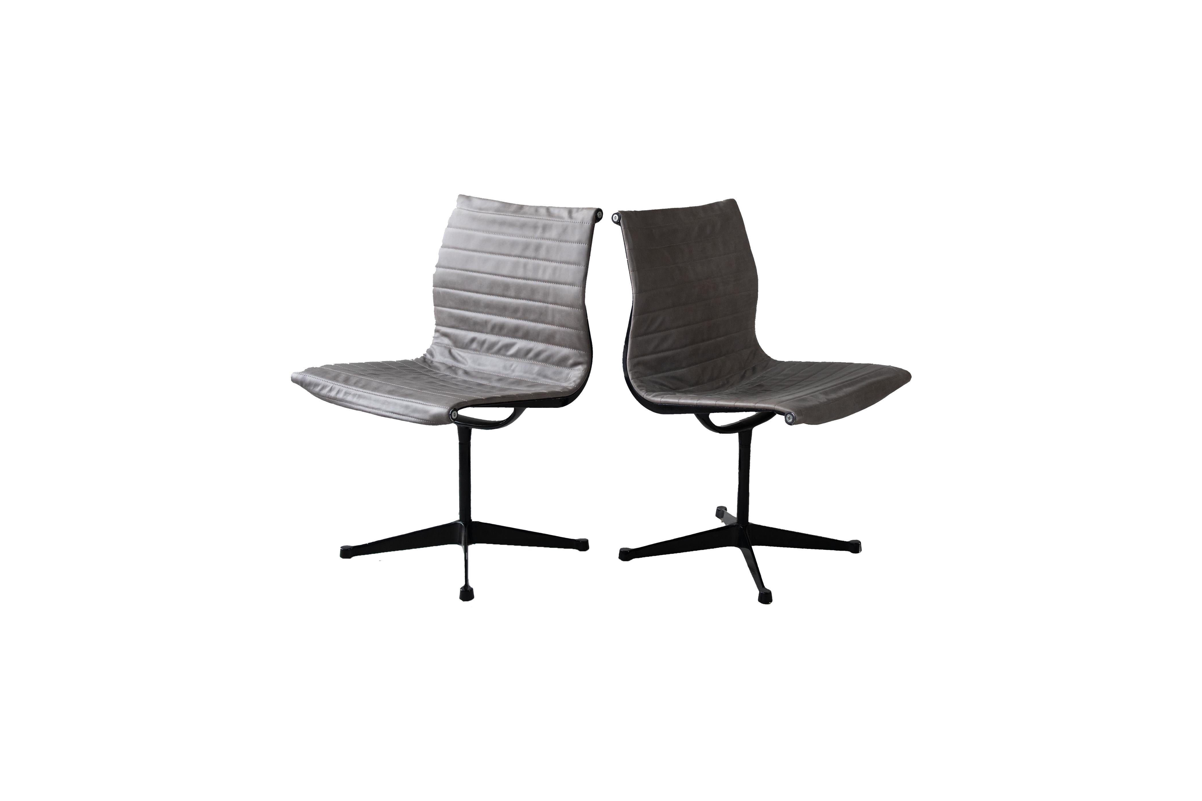Américain Chaise en aluminium de Charles and Ray Eames, ensemble de 2 chaises en vente