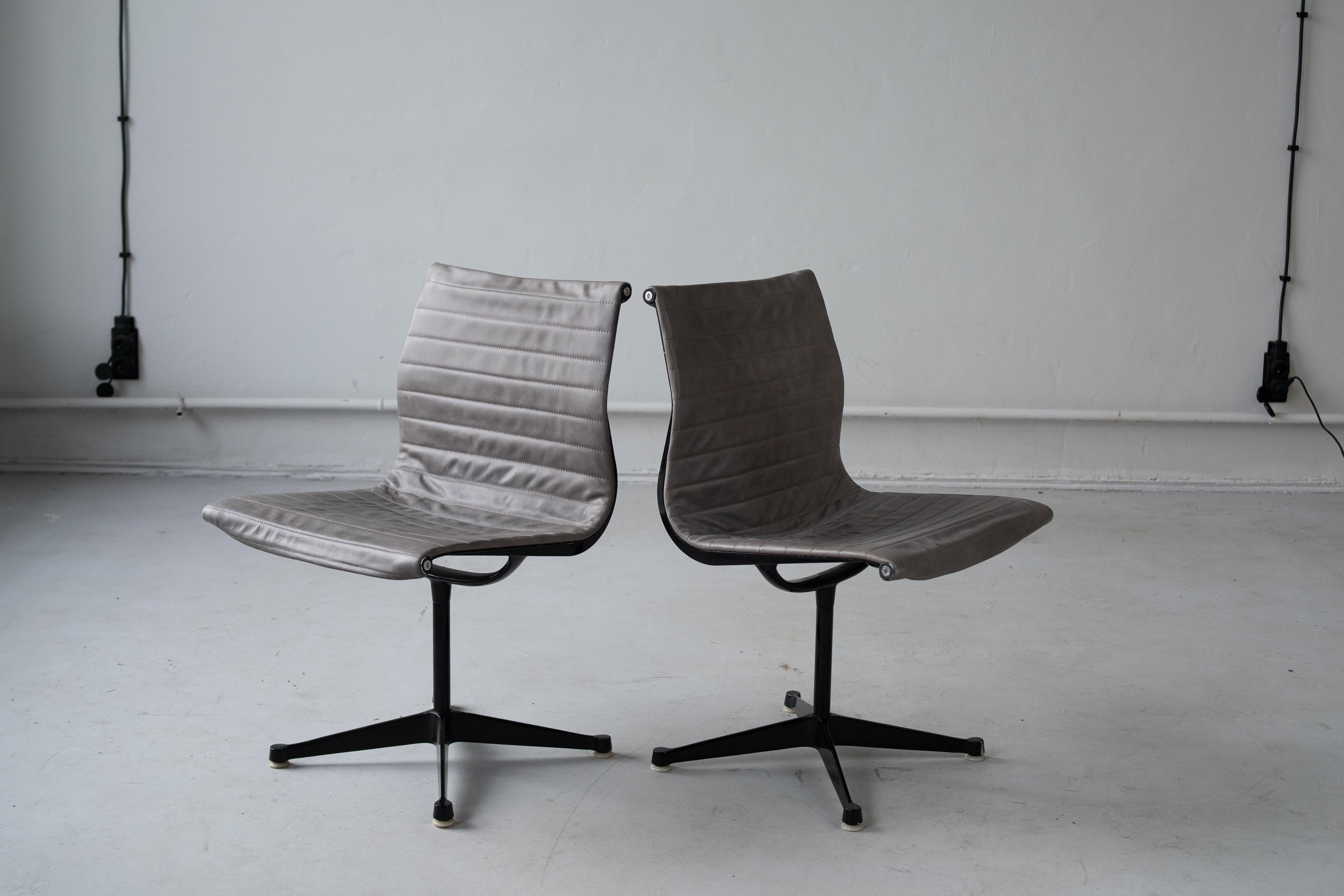 Aluminium chair by Charles and Ray Eames, set of 2 chairs In Good Condition For Sale In Porto, PT
