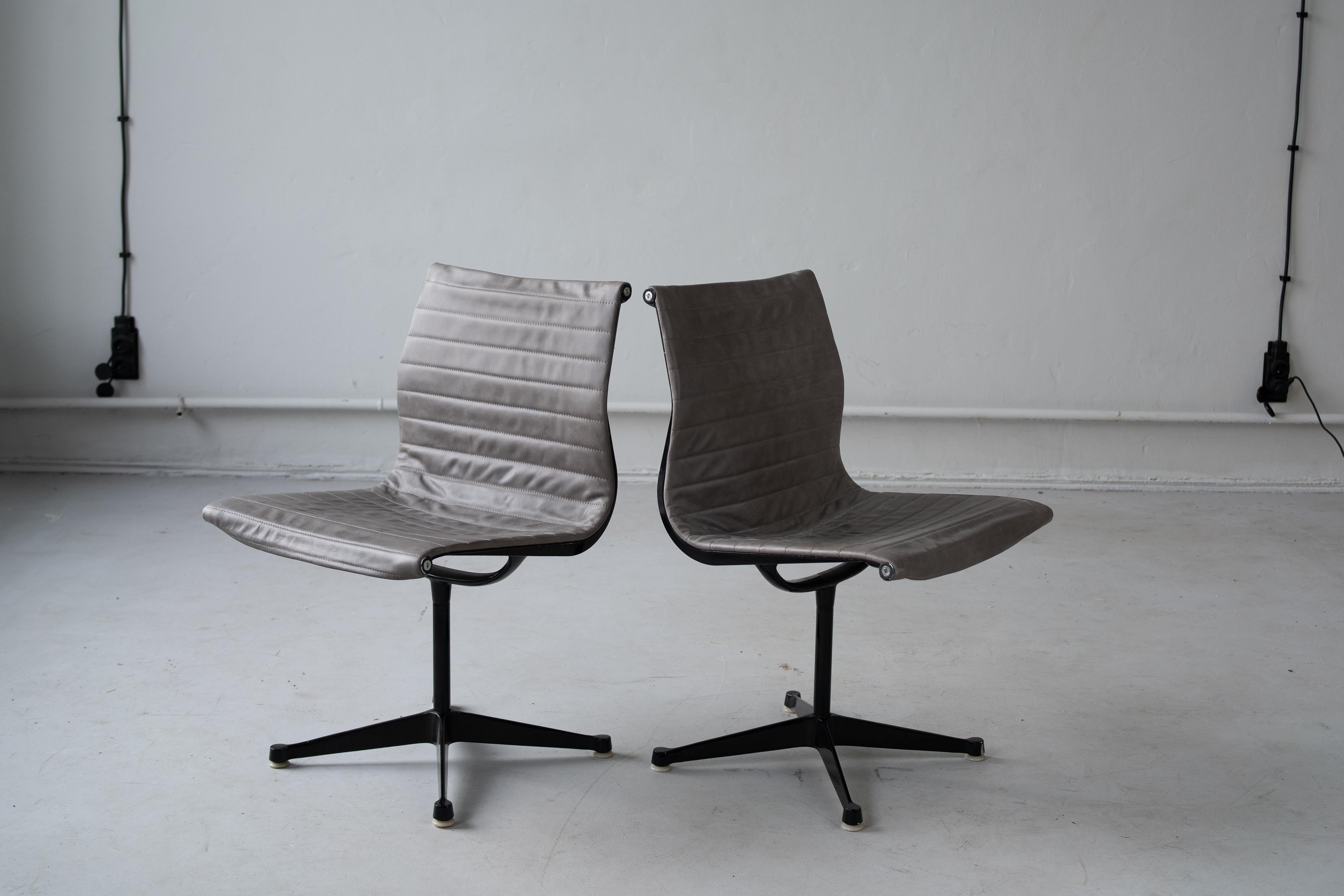 Aluminium chair by Charles and Ray Eames, set of 2 chairs In Good Condition For Sale In Porto, Porto