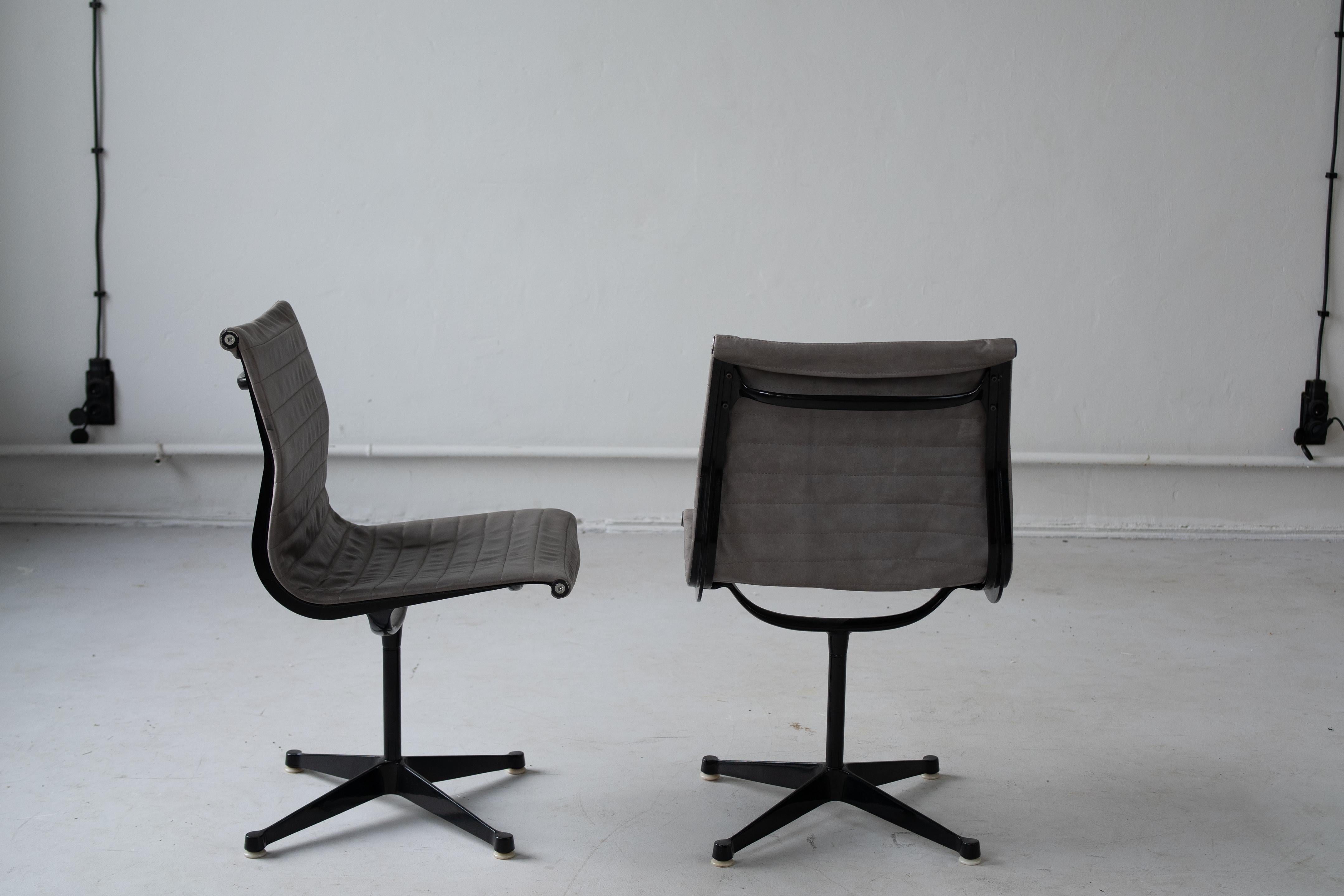 Milieu du XXe siècle Chaise en aluminium de Charles and Ray Eames, ensemble de 2 chaises en vente