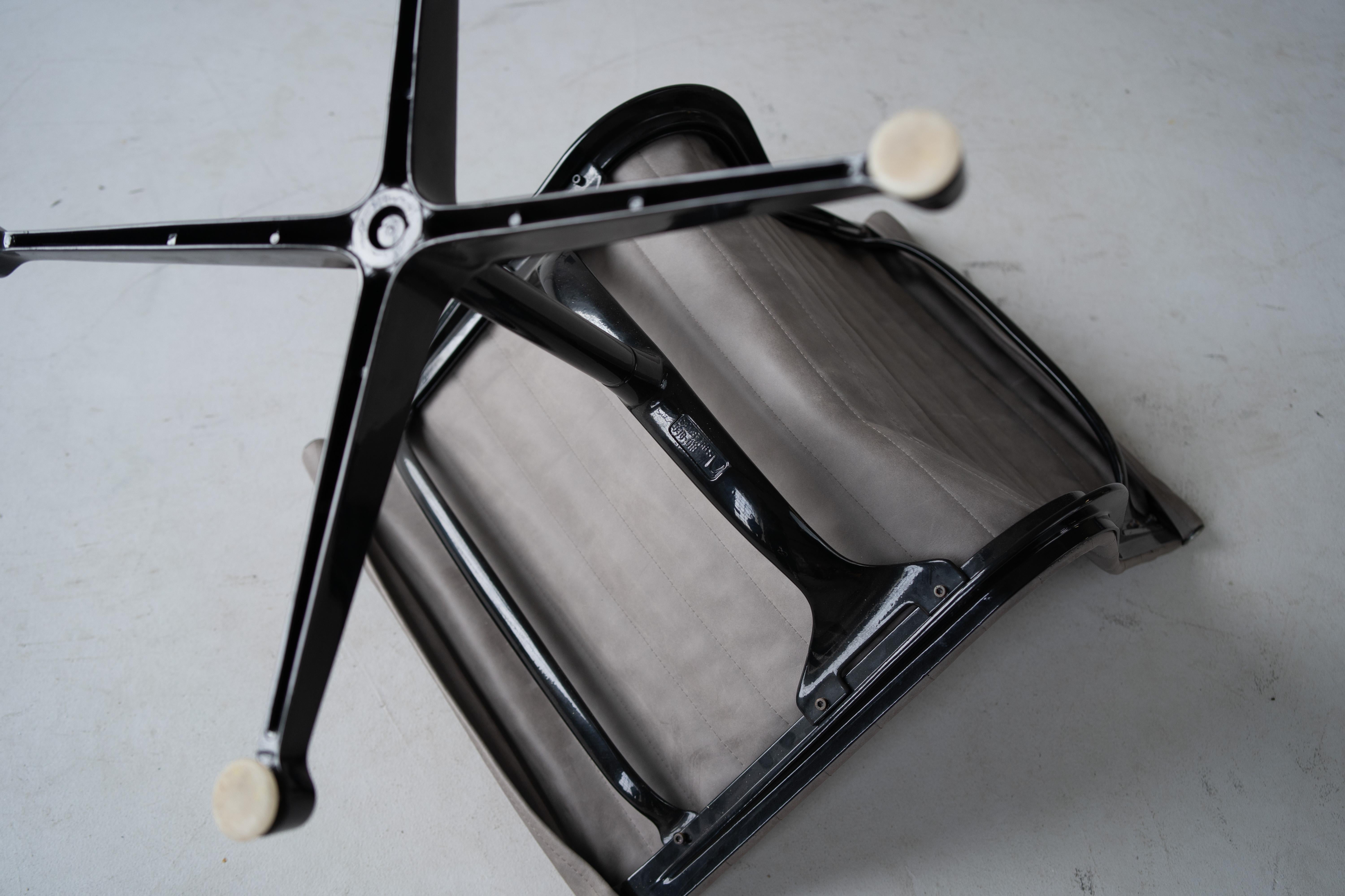 Aluminium chair by Charles and Ray Eames, set of 2 chairs For Sale 2