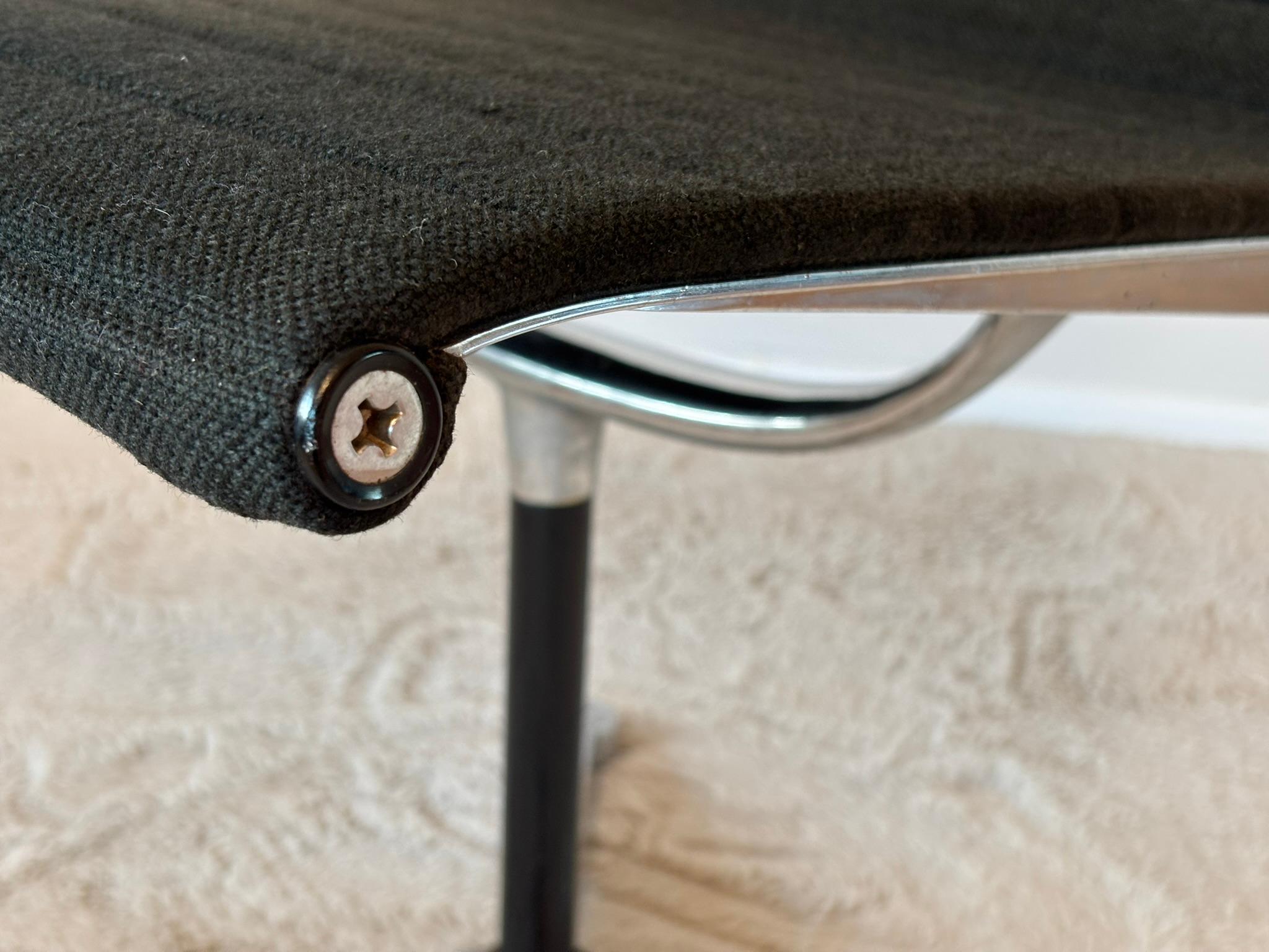 Model EA 105 Aluminium Chairs by Eames for Herman Miller, 1970s For Sale 3