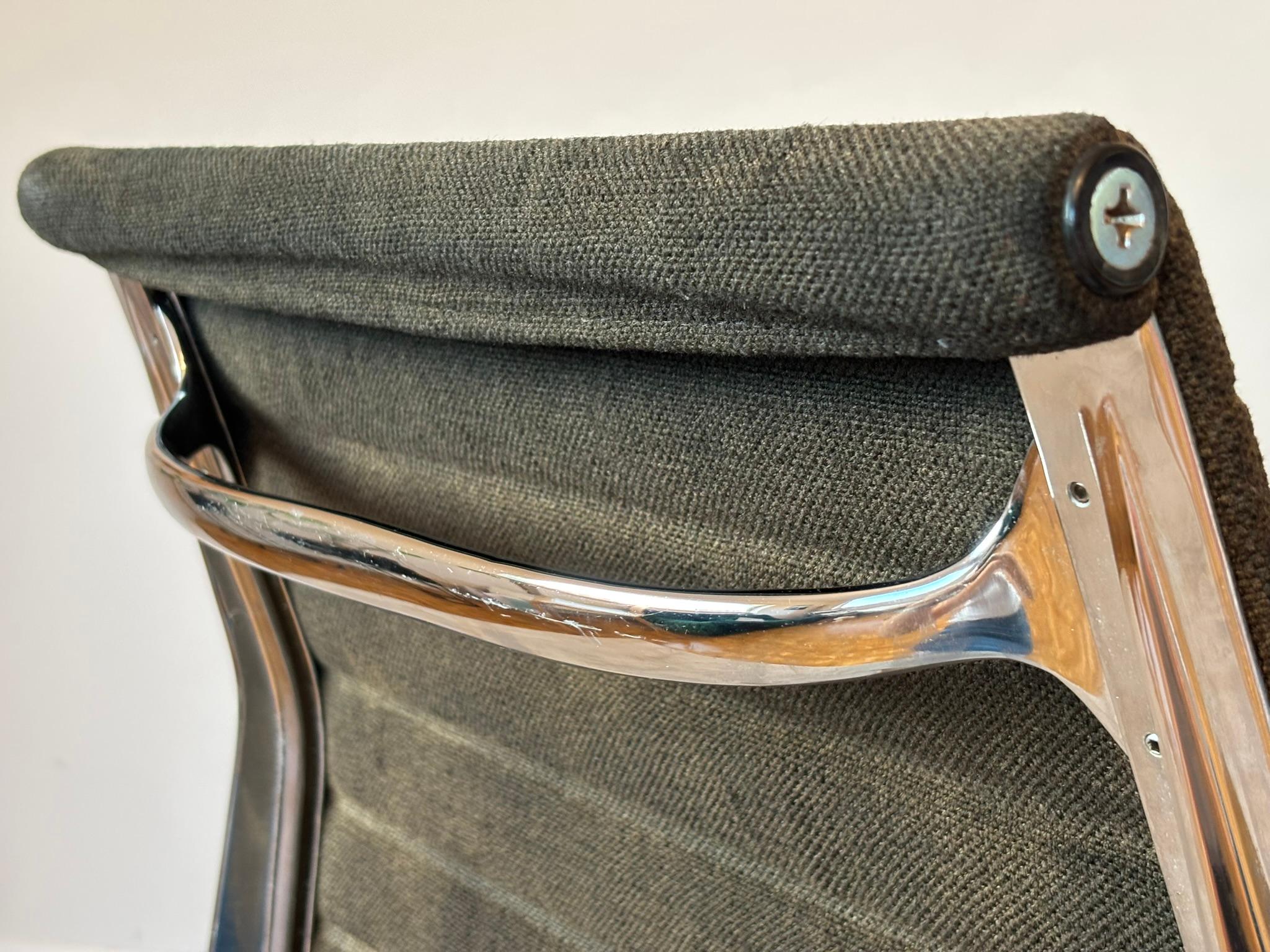 Model EA 105 Aluminium Chairs by Eames for Herman Miller, 1970s For Sale 5