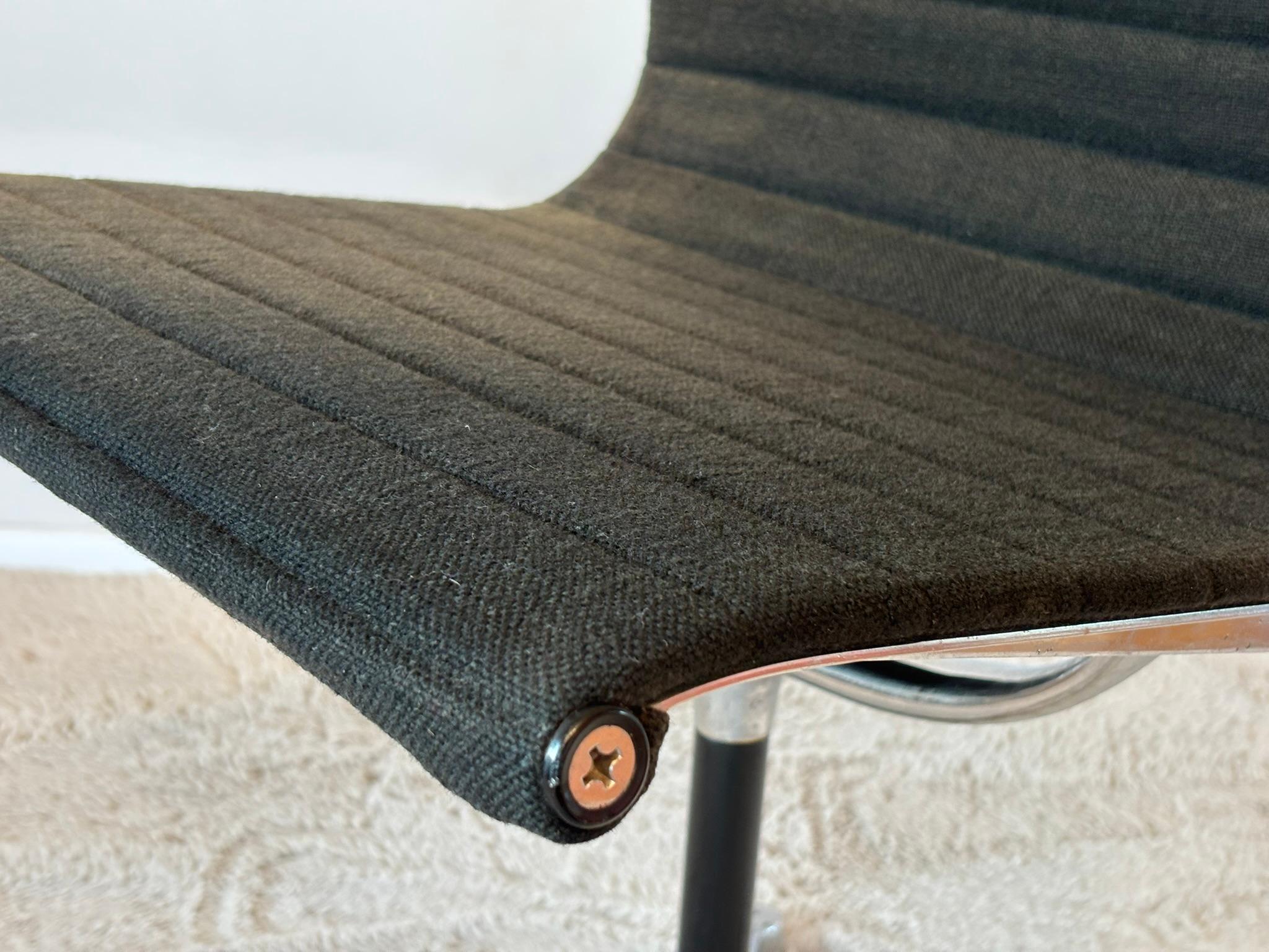 Model EA 105 Aluminium Chairs by Eames for Herman Miller, 1970s For Sale 6