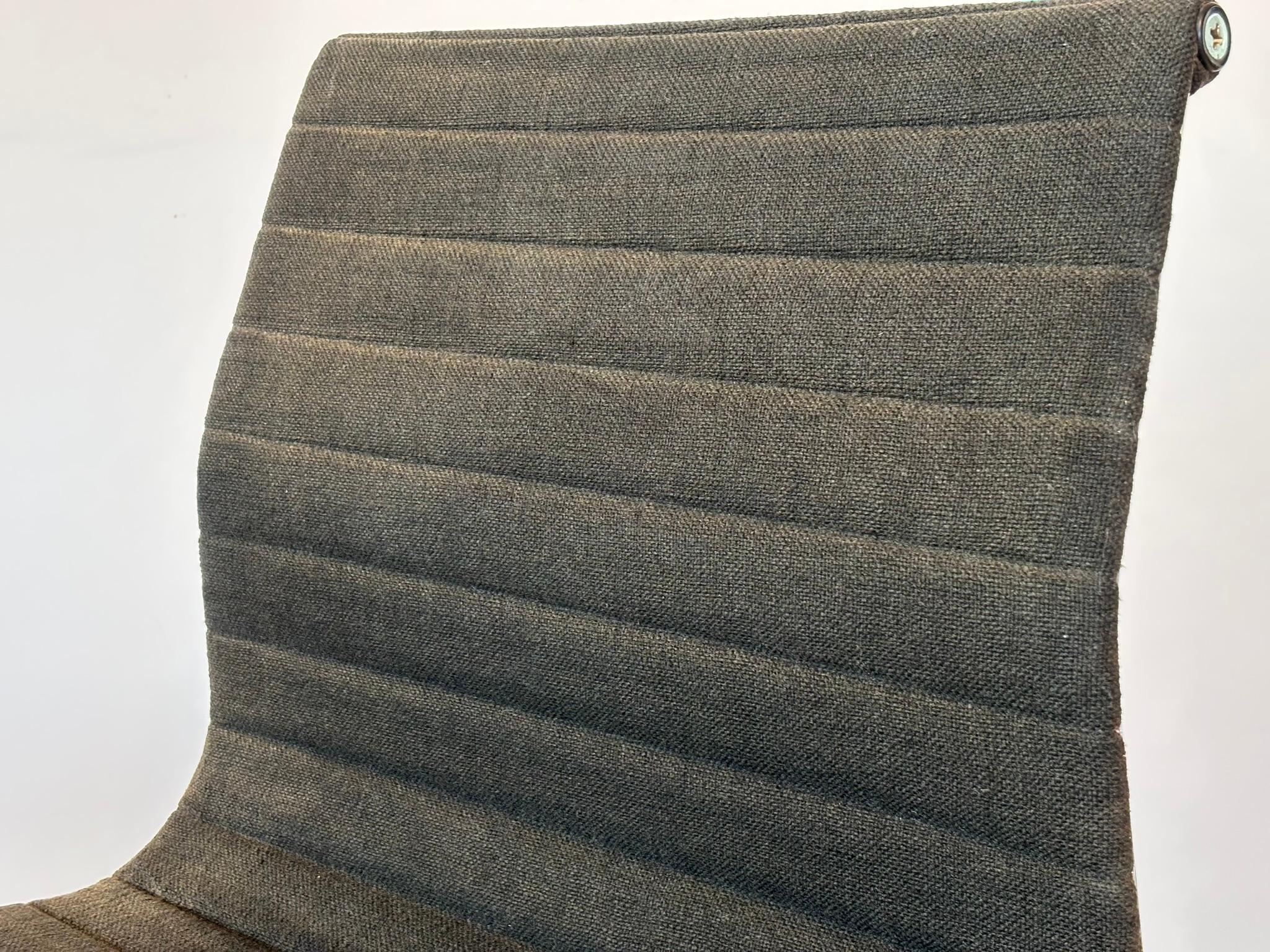 Model EA 105 Aluminium Chairs by Eames for Herman Miller, 1970s For Sale 7