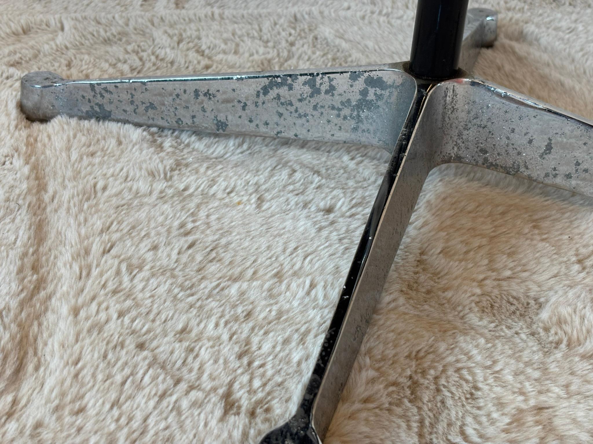 Model EA 105 Aluminium Chairs by Eames for Herman Miller, 1970s For Sale 8