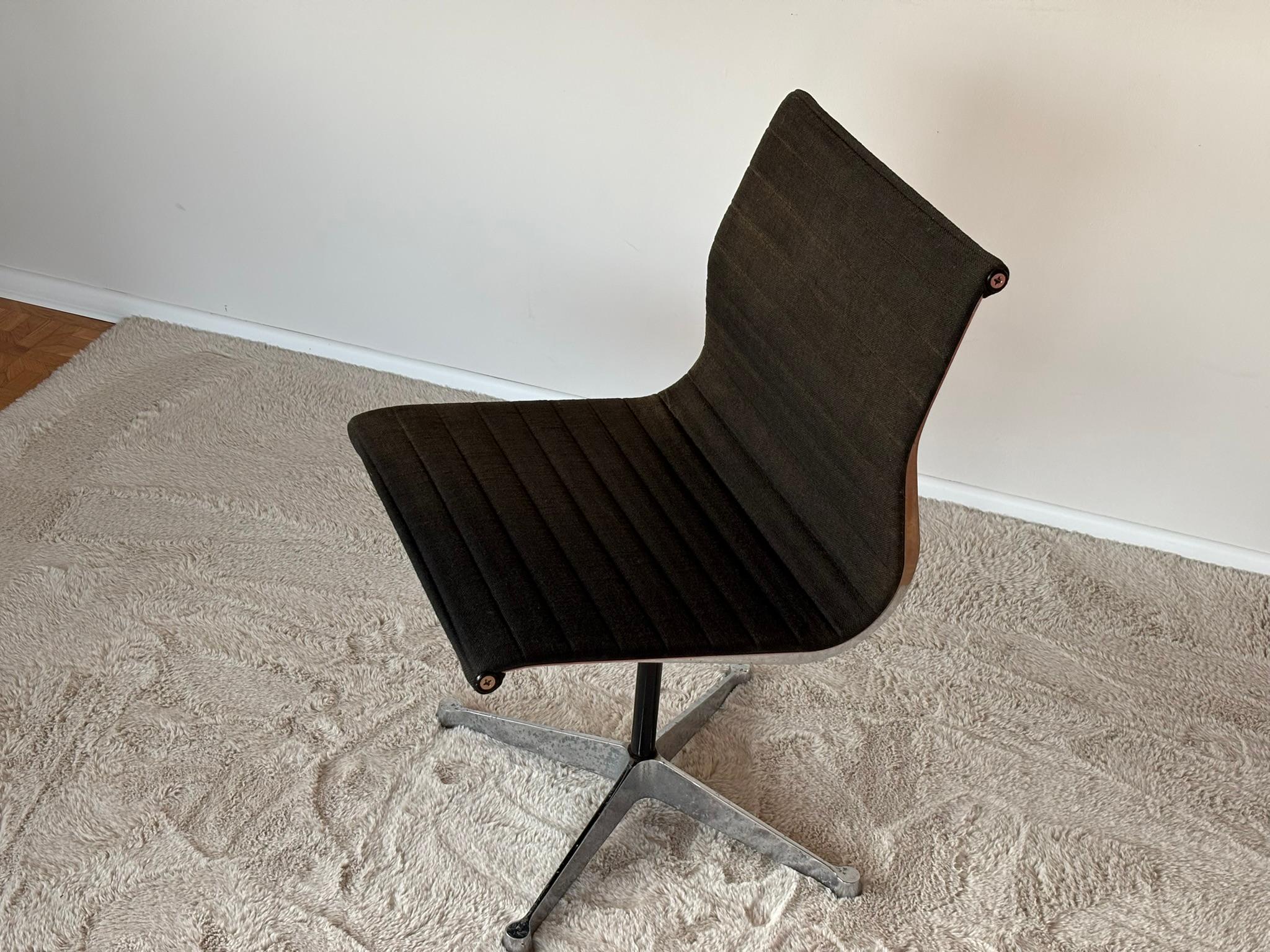 Model EA 105 Aluminium Chairs by Eames for Herman Miller, 1970s For Sale 11