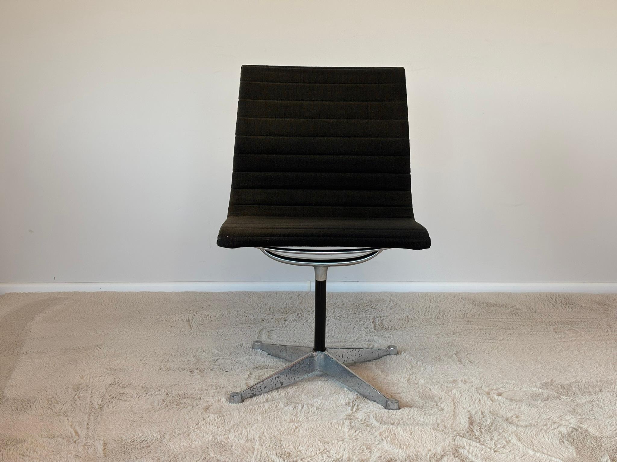 The Aluminium Chair EA 105, designed by Charles and Ray Eames in 1958, is an icon of modern design and craftsmanship. This chair perfectly blends timeless elegance with exceptional comfort and structural clarity.
Originally conceived for executive