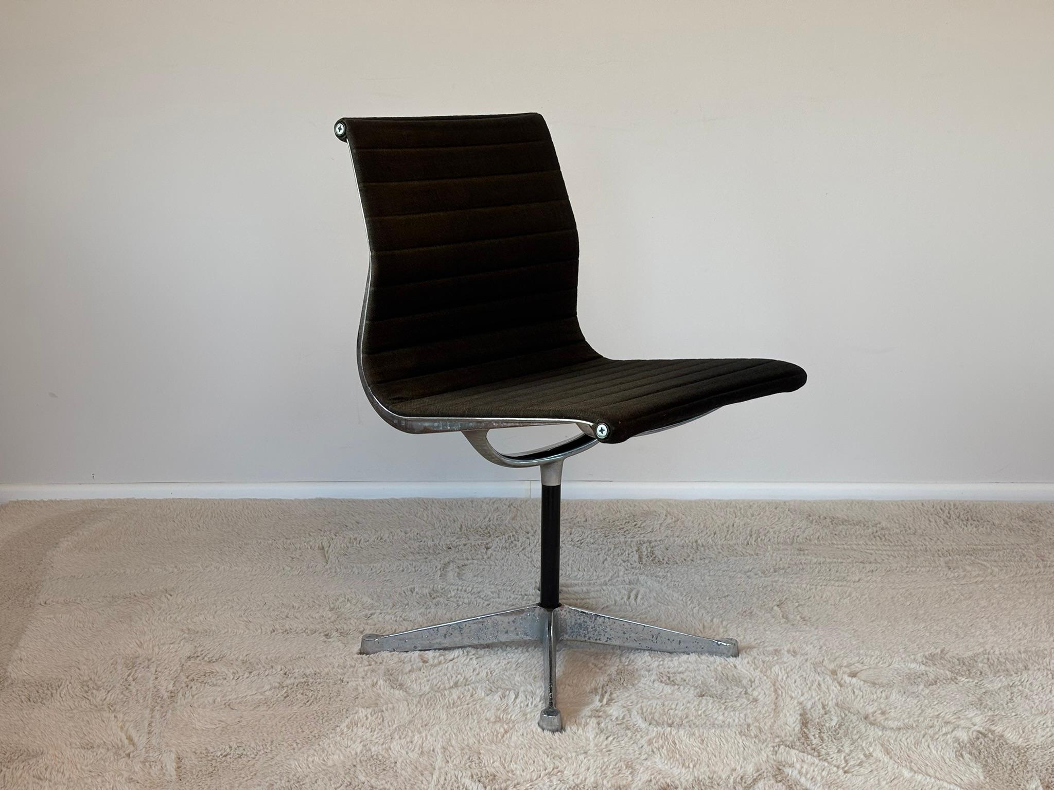 Mid-Century Modern Model EA 105 Aluminium Chairs by Eames for Herman Miller, 1970s For Sale