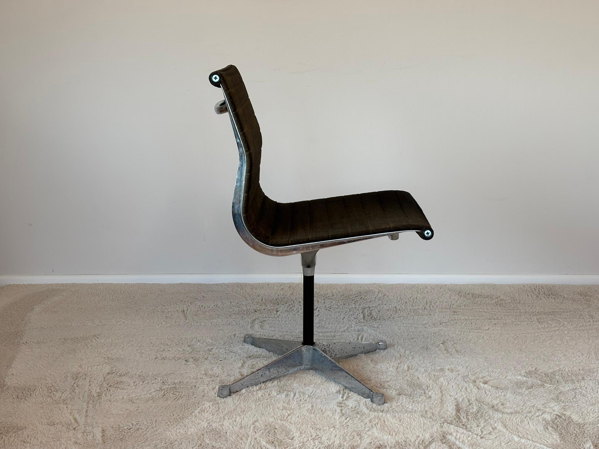 American Model EA 105 Aluminium Chairs by Eames for Herman Miller, 1970s For Sale