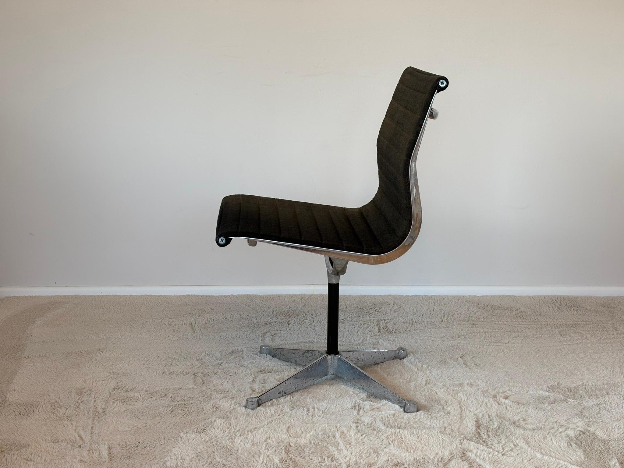 Model EA 105 Aluminium Chairs by Eames for Herman Miller, 1970s For Sale 1