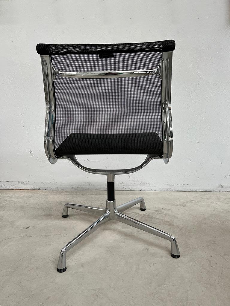 Aluminium Chair EA107 by Charles and Ray Eames In Good Condition For Sale In Baranzate, MI