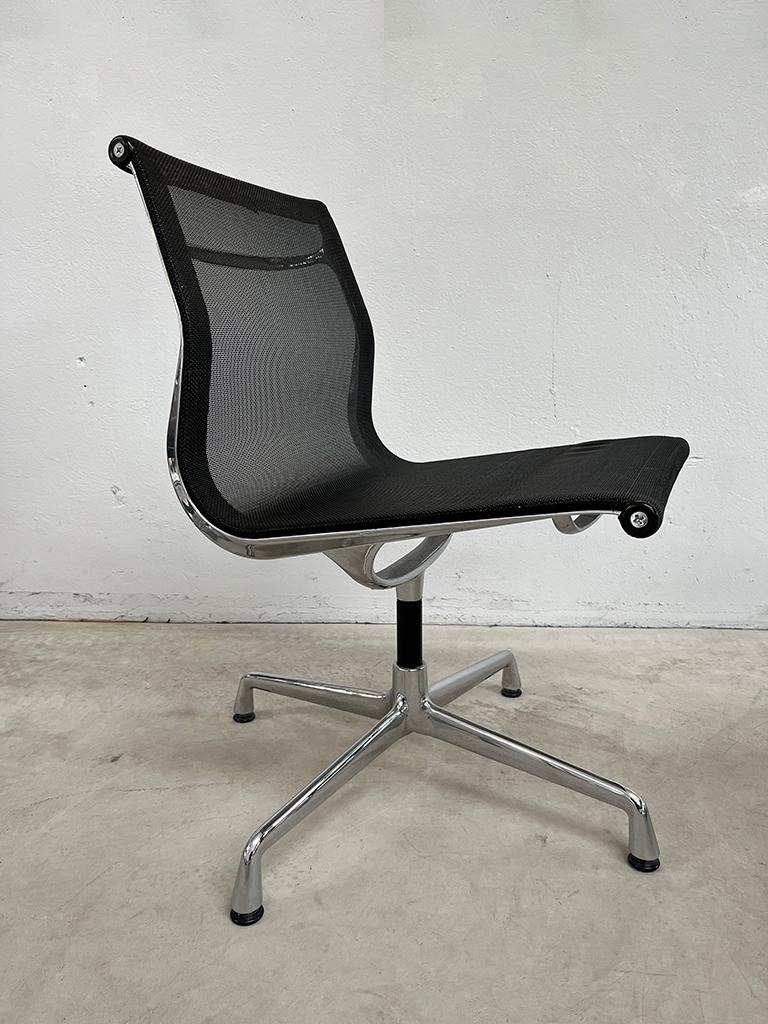 Sedia in alluminio EA107 di Charles e Ray Eames in vendita 1