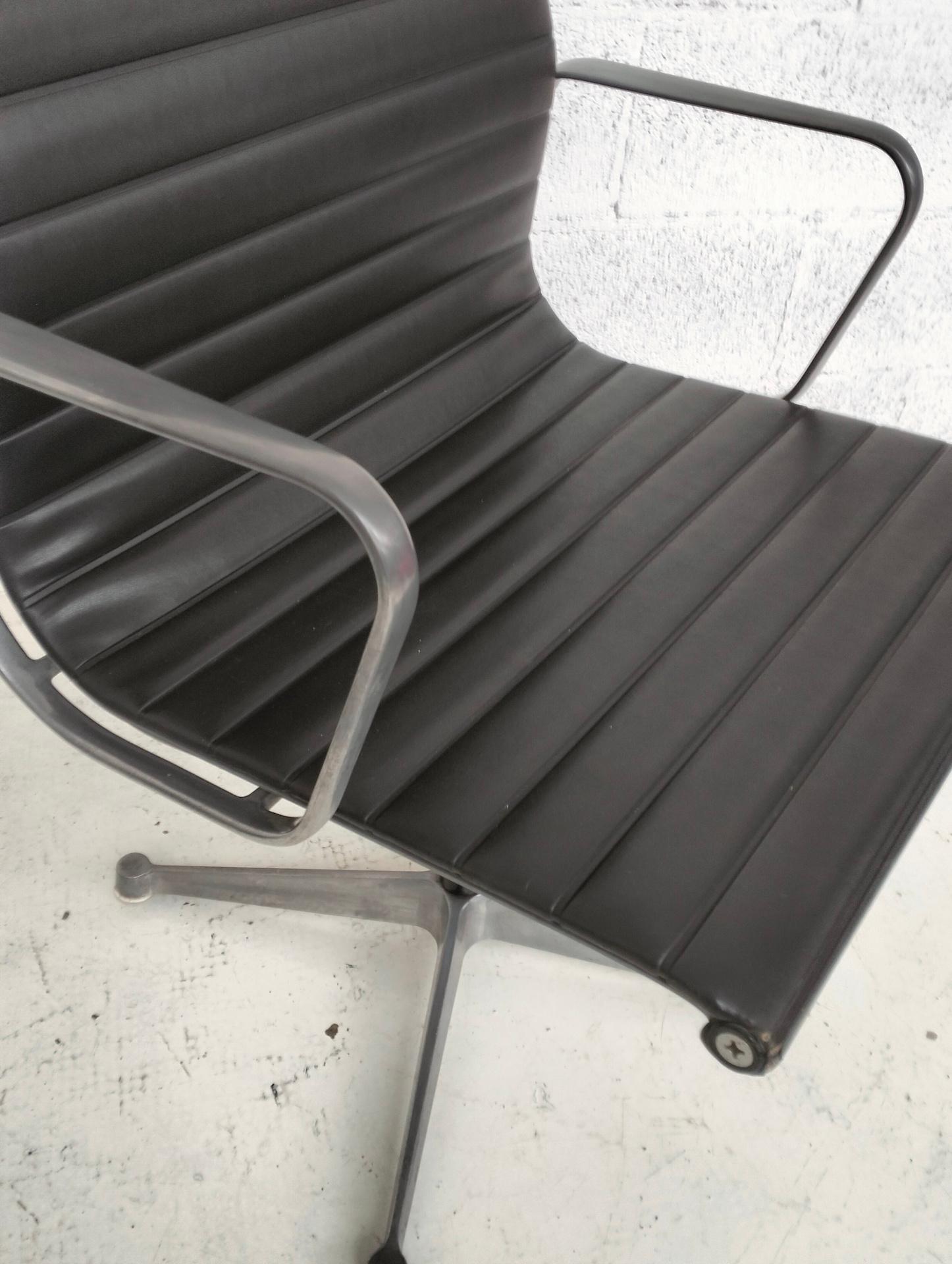 Aluminium Chair EA108 by Charles and Ray Eames  for Herman Miller - 60s For Sale 3