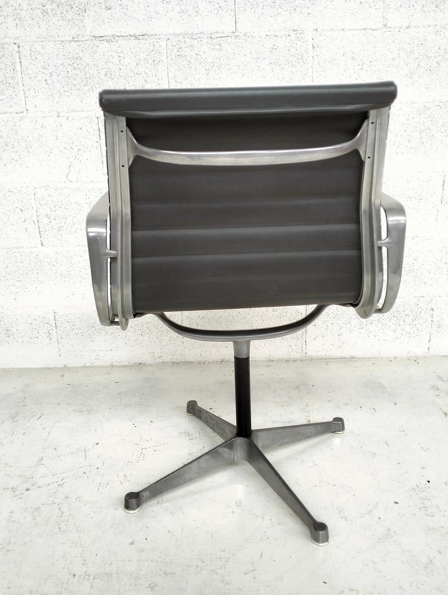 Aluminium Chair EA108 by Charles and Ray Eames  for Herman Miller - 60s For Sale 5