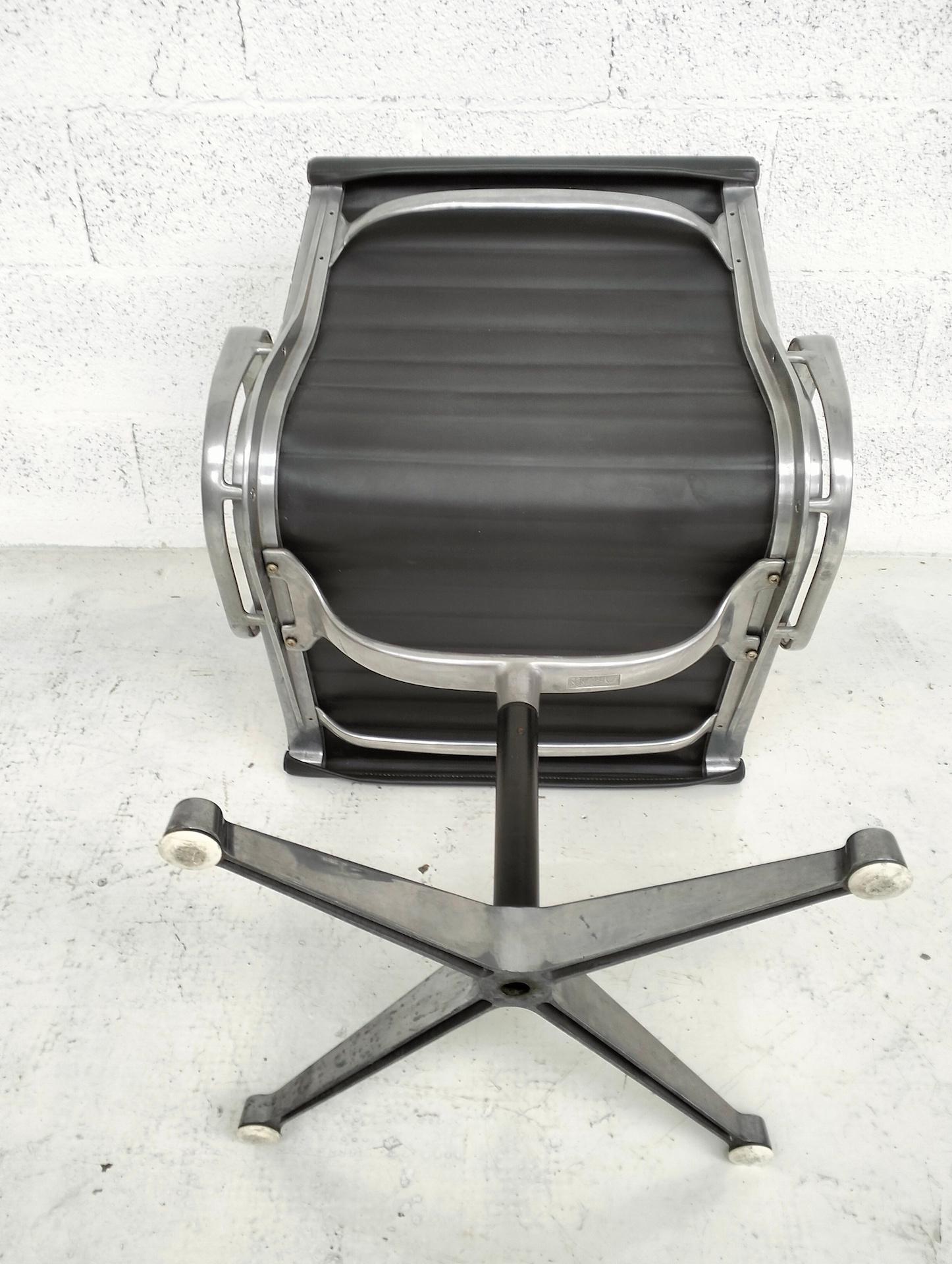 Aluminium Chair EA108 by Charles and Ray Eames  for Herman Miller - 60s For Sale 6