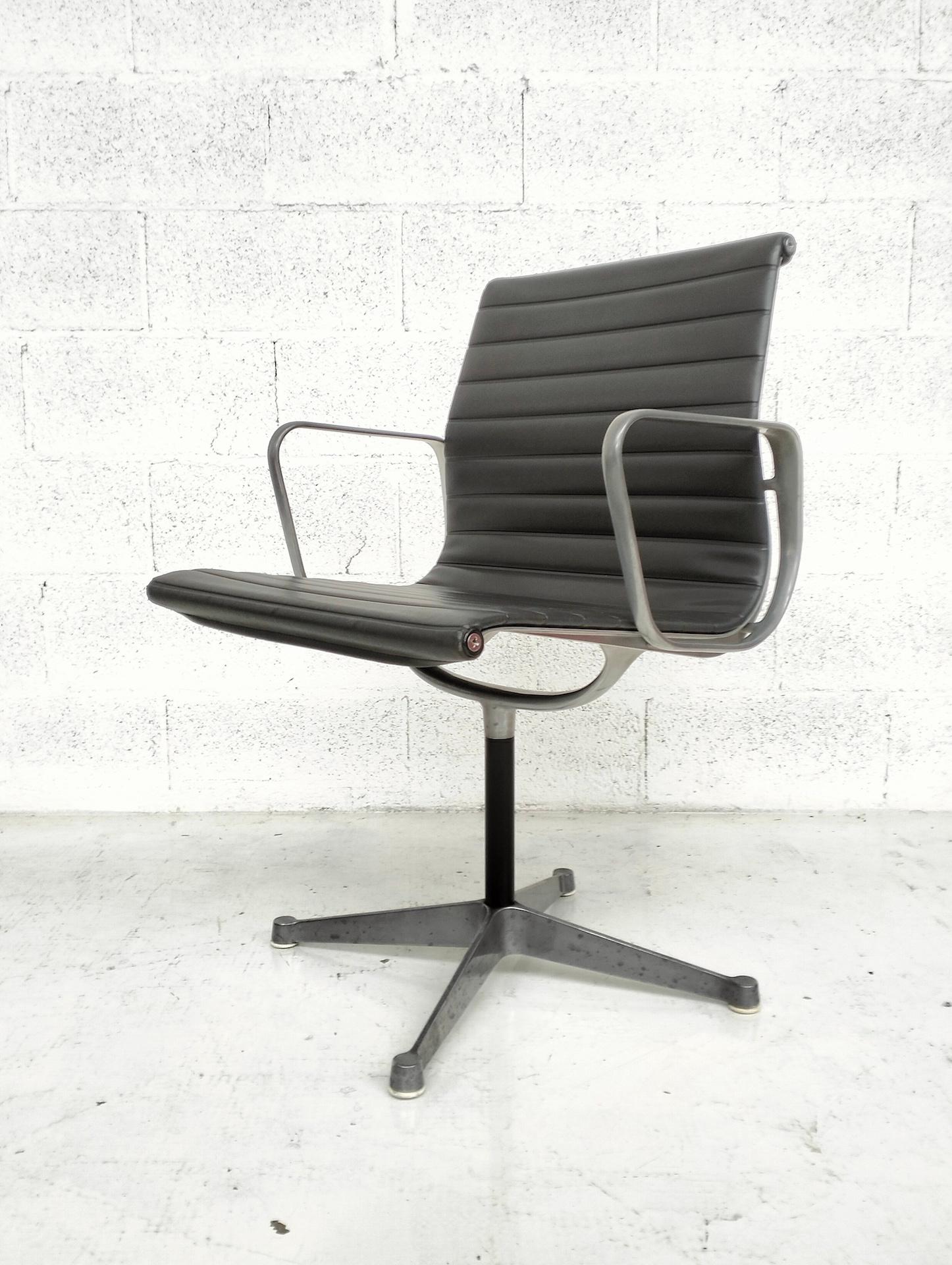 Aluminium Chair EA108 by Charles and Ray Eames  for Herman Miller - 60s In Good Condition For Sale In Padova, IT