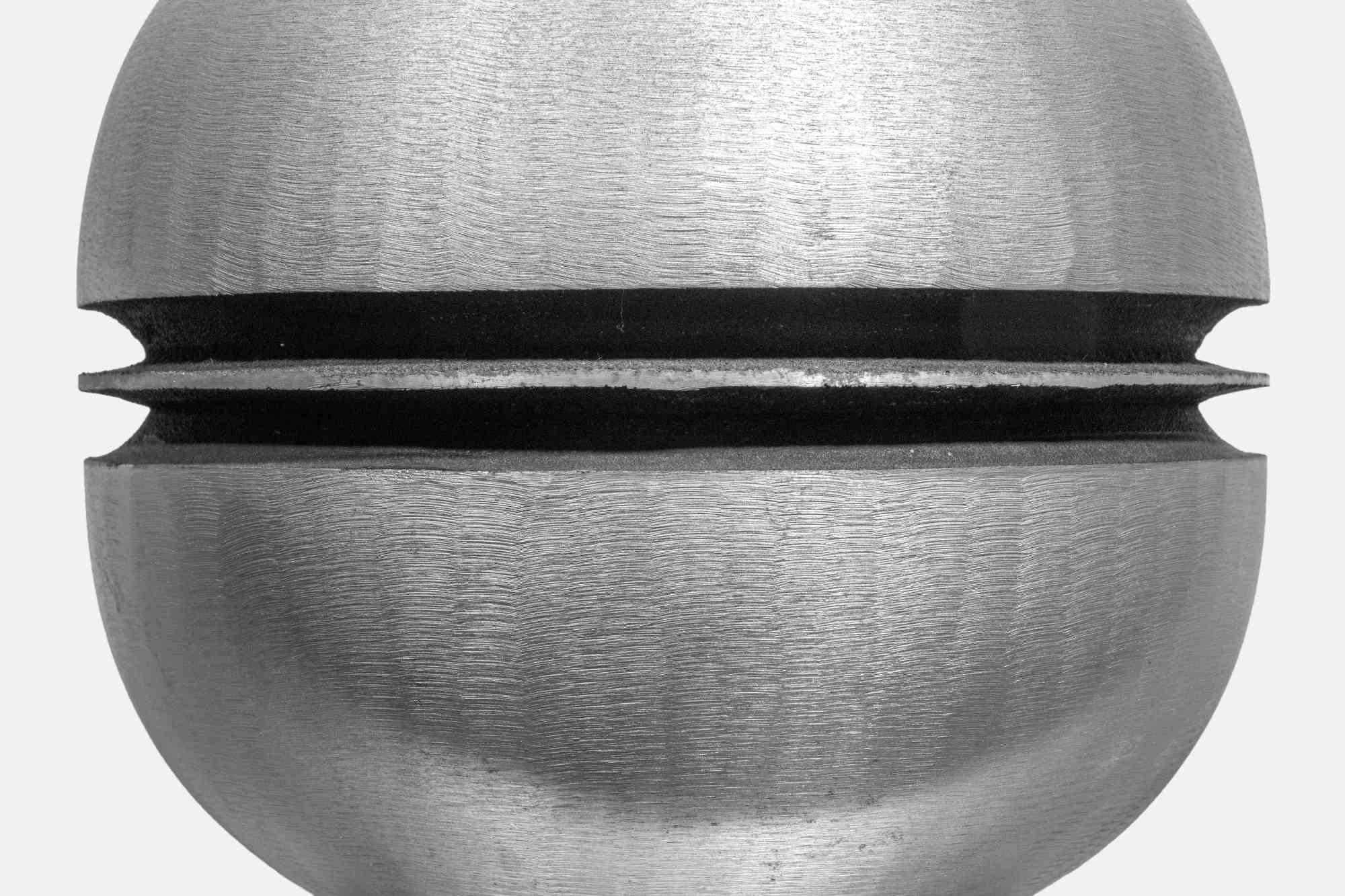 Seltene und schöne Vase aus druckgegossenem und graviertem Aluminium von Lorenzo Burchiellaro aus den 1970er Jahren.

Eingravierte Signatur auf dem Sockel.

Sehr guter Zustand.