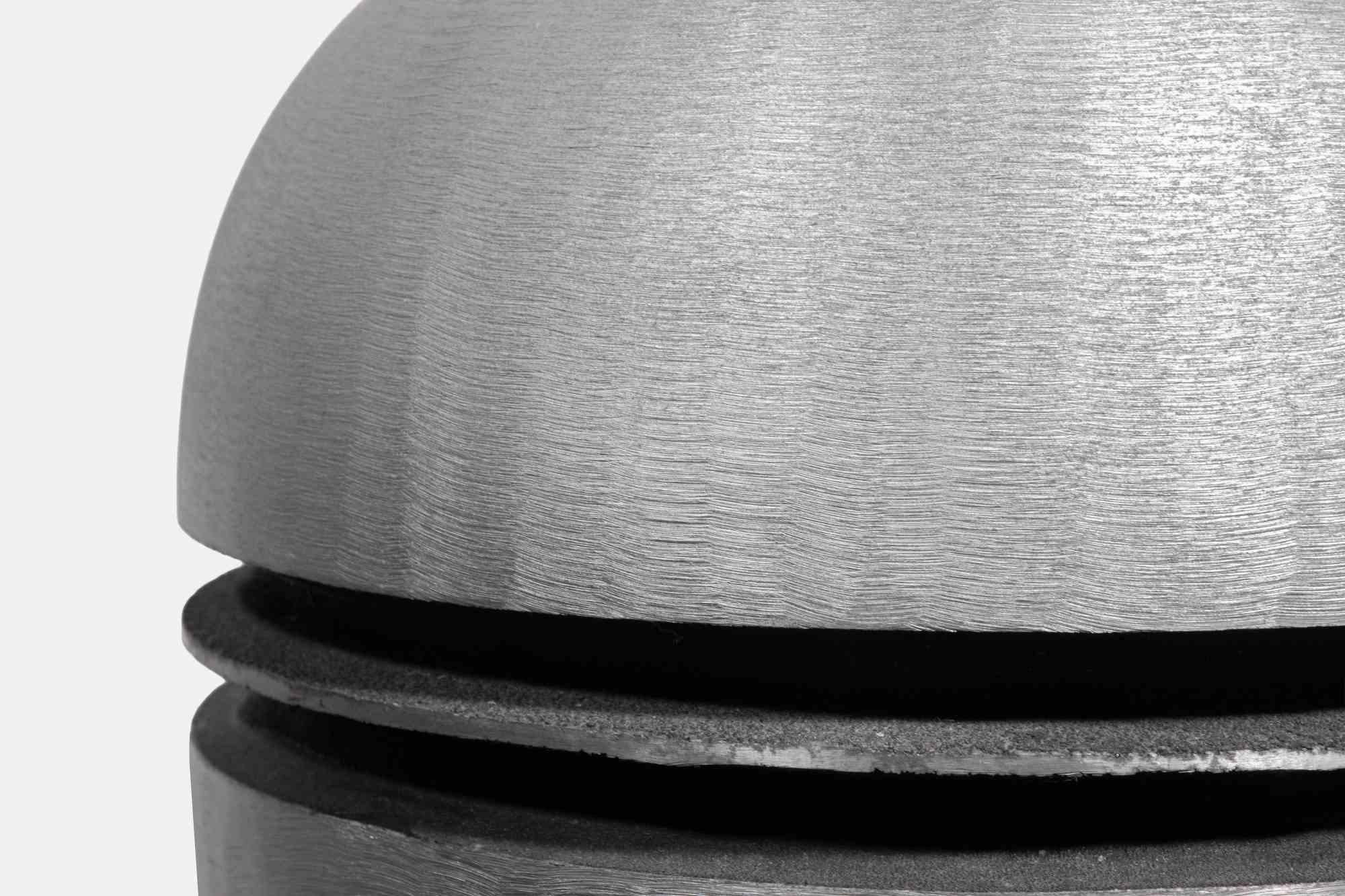 Vase aus Aluminiumdruckguss und Gravur, 1970er Jahre (Ende des 20. Jahrhunderts) im Angebot