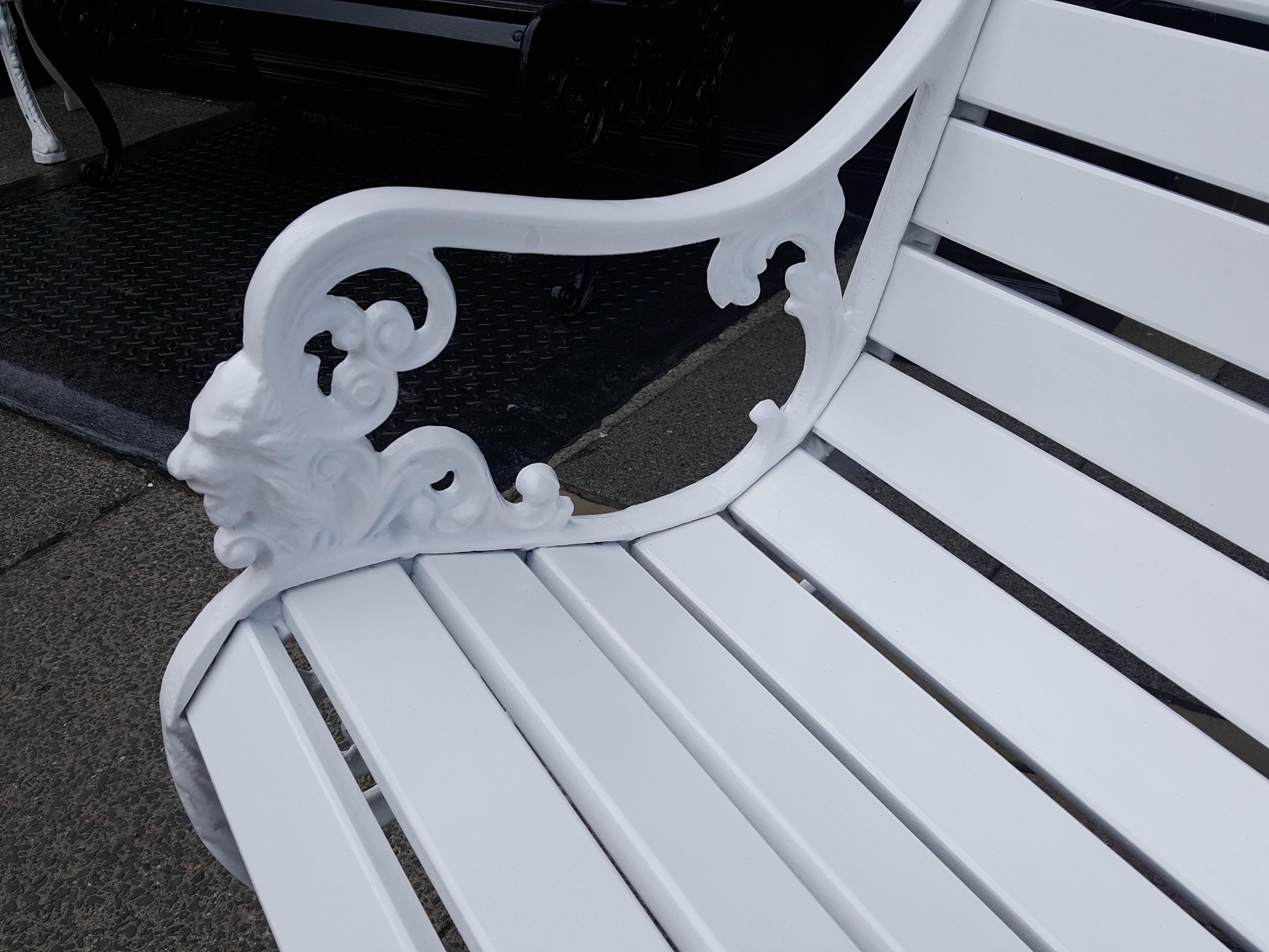 Aluminium garden bench with lion head arm rests, fully restored with primed and painted redwood slats, measures: 46