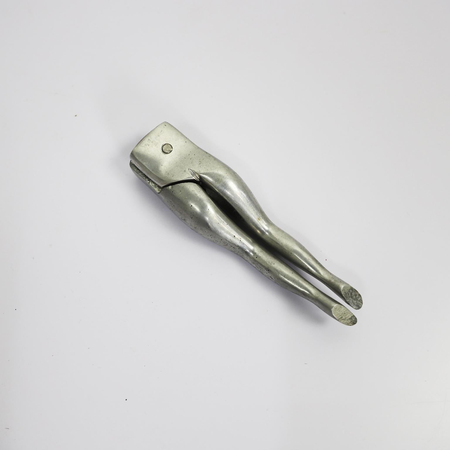 Nussknacker aus Aluminium in weiblicher Form (Moderne der Mitte des Jahrhunderts) im Angebot