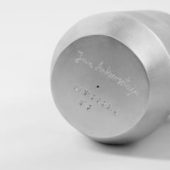 Jarra de aluminio de Jan Ankiersztajn
