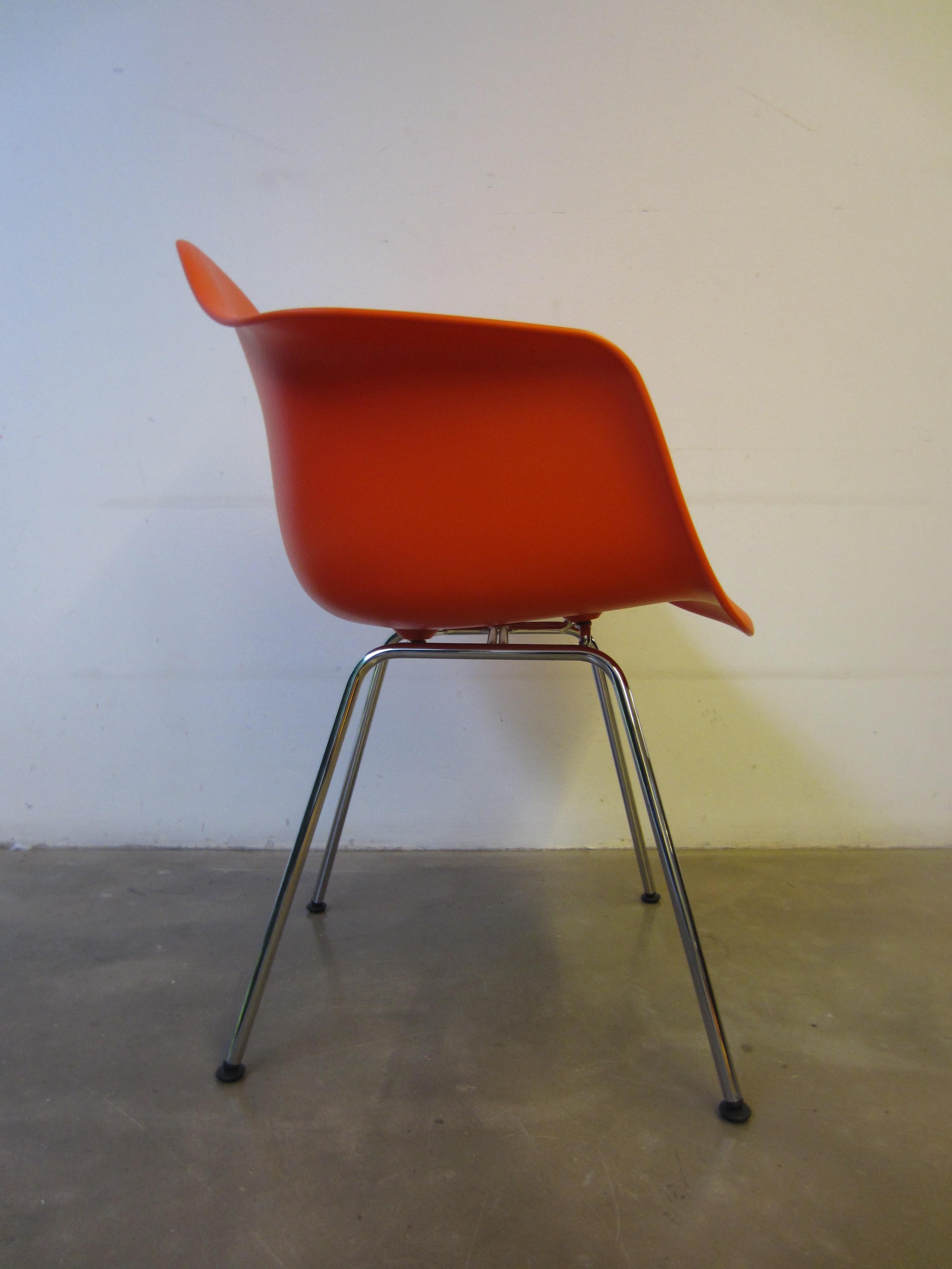 Aluminium red chair Charles & Ray Eames, Vitra.