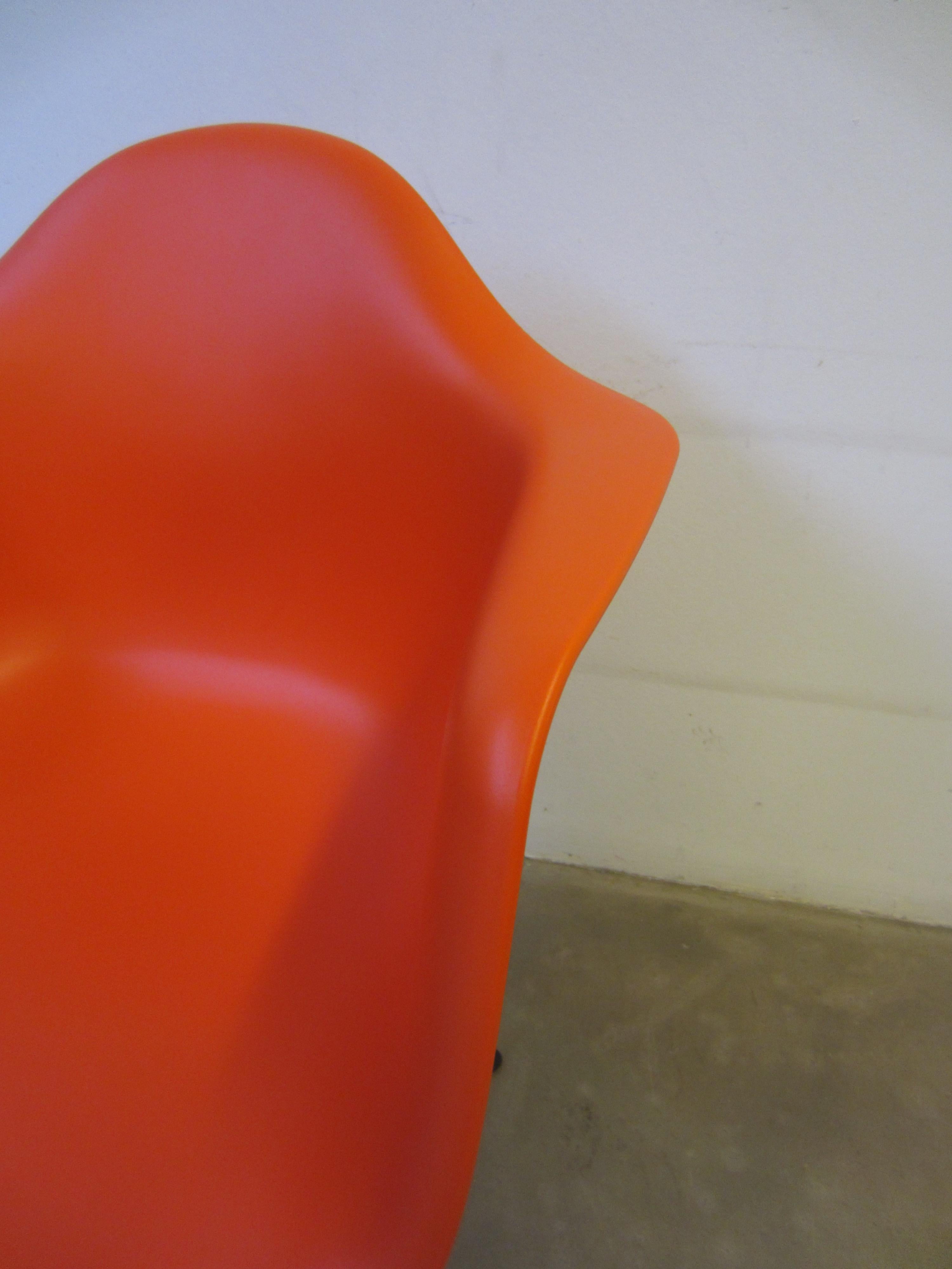 Aluminium Red Chair Charles & Ray Eames, Vitra (21. Jahrhundert und zeitgenössisch)