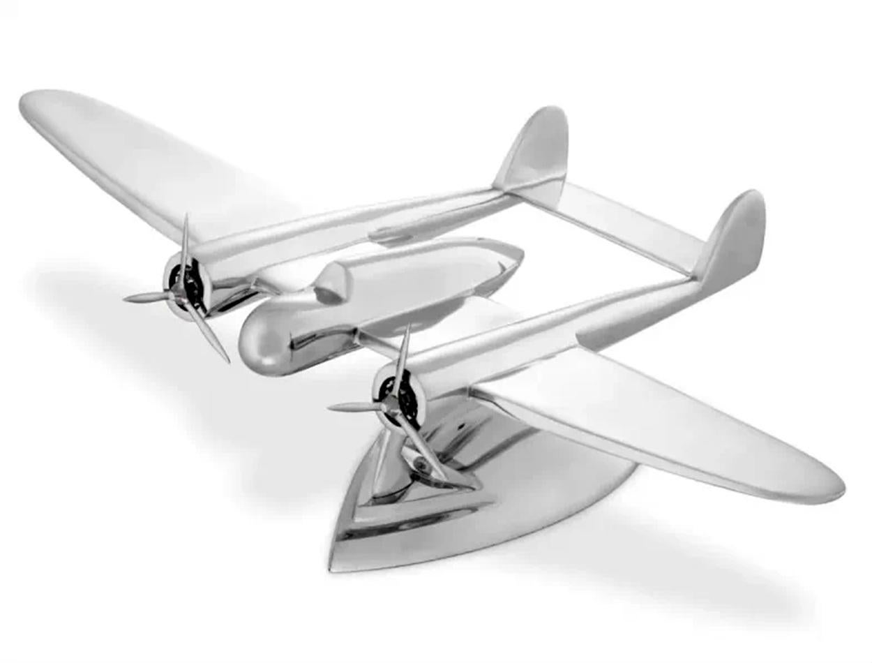 Il s'agit d'une grande et impressionnante réplique de l'avion Fokker néerlandais de la Première Guerre mondiale. La pièce est finie en aluminium poli et constituera un ajout élégant à tout espace intérieur.
Le cadeau de Noël idéal pour les