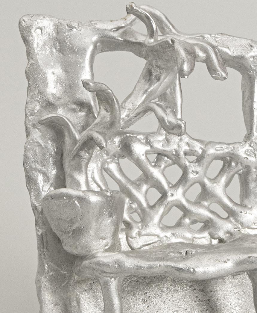 Handgefertigte Hängeskulptur aus Aluminiumguss mit der Darstellung eines brechenden Lichts  (Gegossen) im Angebot