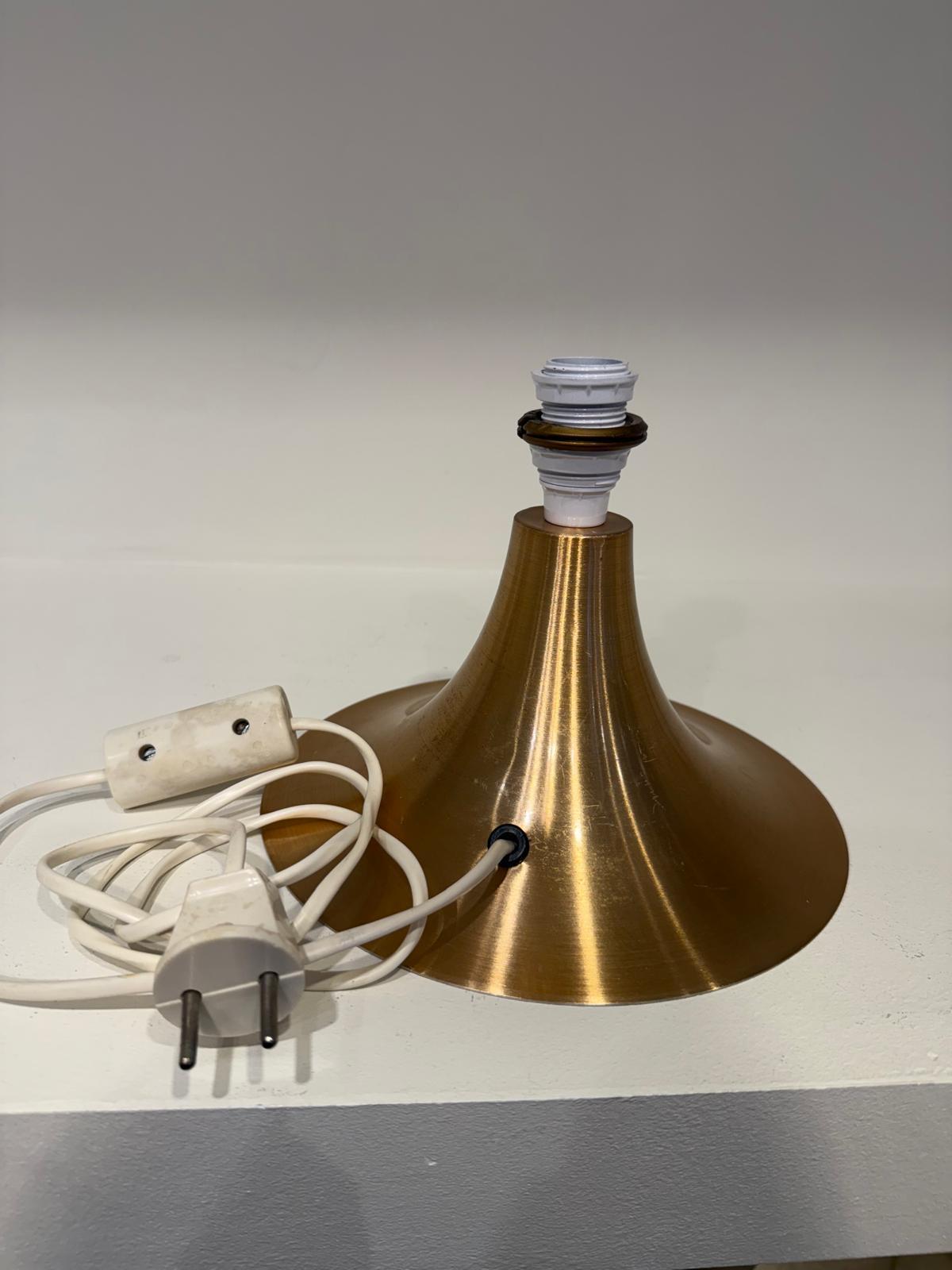 Aluminium table lamp from circa 1960 with two original coccons shades For Sale 10