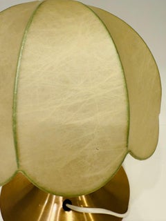 Lampe de table en aluminium, circa 1960, avec deux abat-jours en coccons d'origine.