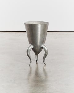 Aluminium vessel/planter with curved tripod legs