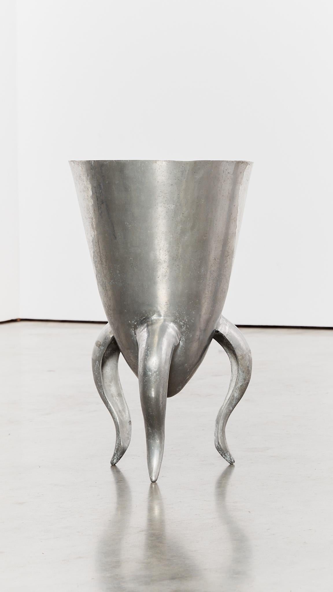 Aluminum Aluminium vessel/planter with curved tripod legs For Sale