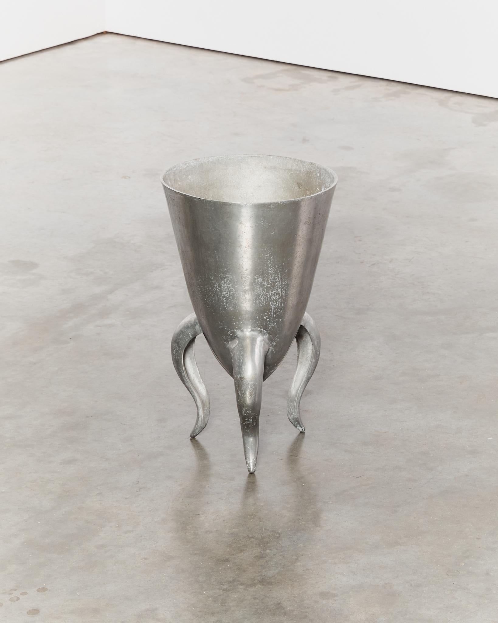 Aluminium vessel/planter with curved tripod legs For Sale 3