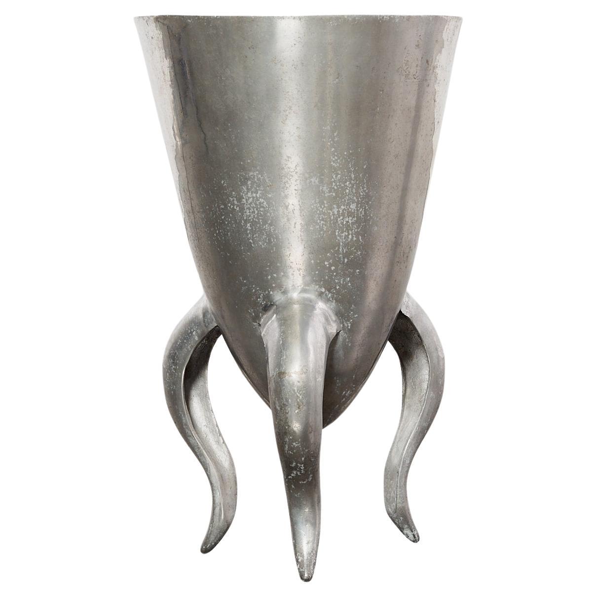 Aluminium vessel/planter with curved tripod legs For Sale