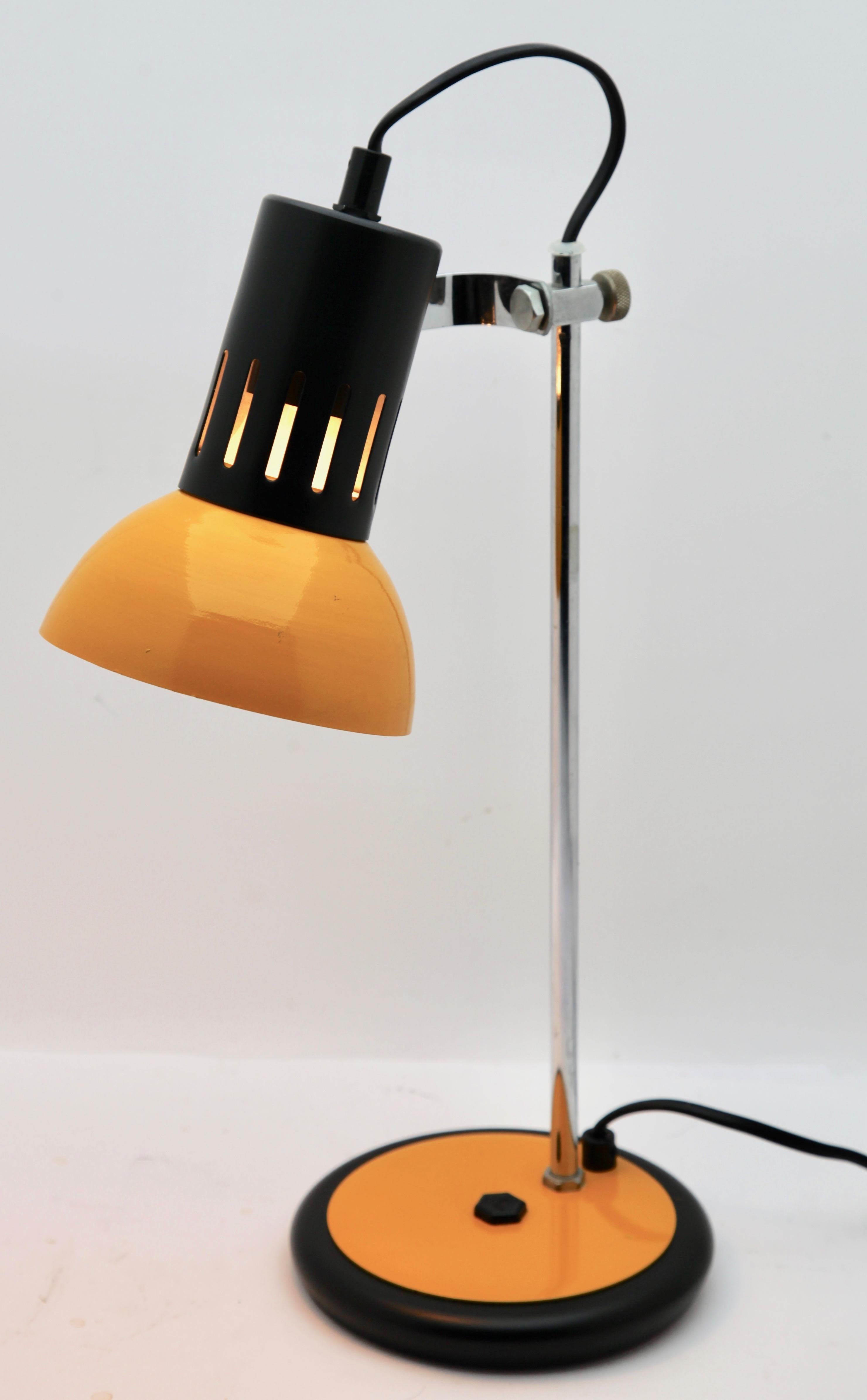 Aluminor-Schreibtischlampe aus gelbem Metall und Chrom aus den 1970er Jahren, Frankreich, 1970er Jahre (Moderne der Mitte des Jahrhunderts) im Angebot