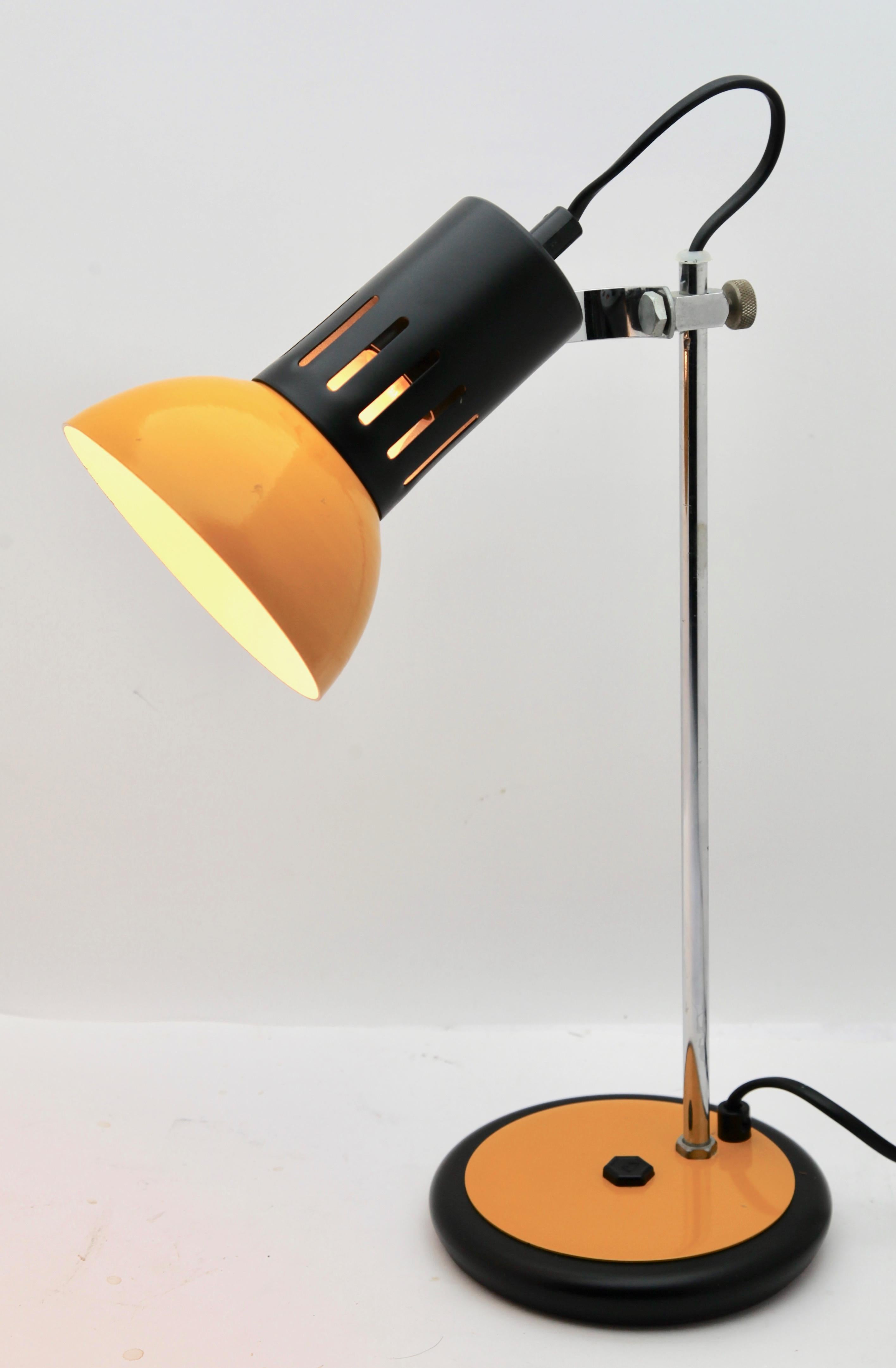 Aluminor-Schreibtischlampe aus gelbem Metall und Chrom aus den 1970er Jahren, Frankreich, 1970er Jahre (Französisch) im Angebot