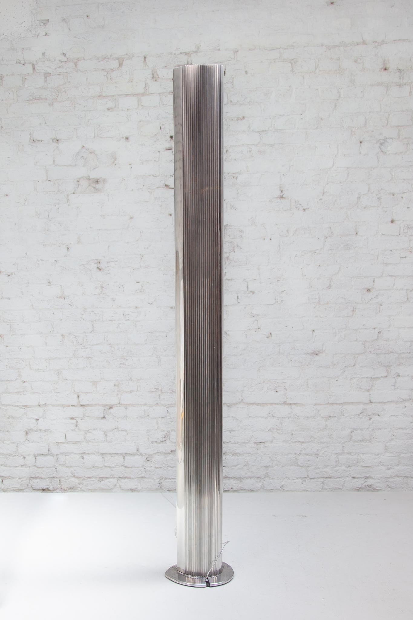 Moderne Stehleuchte Penombra, entworfen von Antoni Flores für Sargot Barcelona, 1980er Jahre. Diese Stehleuchte ist aus Aluminiumguss gefertigt und der Sockel ist mit Metall beschwert. Dies ist die lange Version von 165 cm. Die Leuchtkraft, Farbe