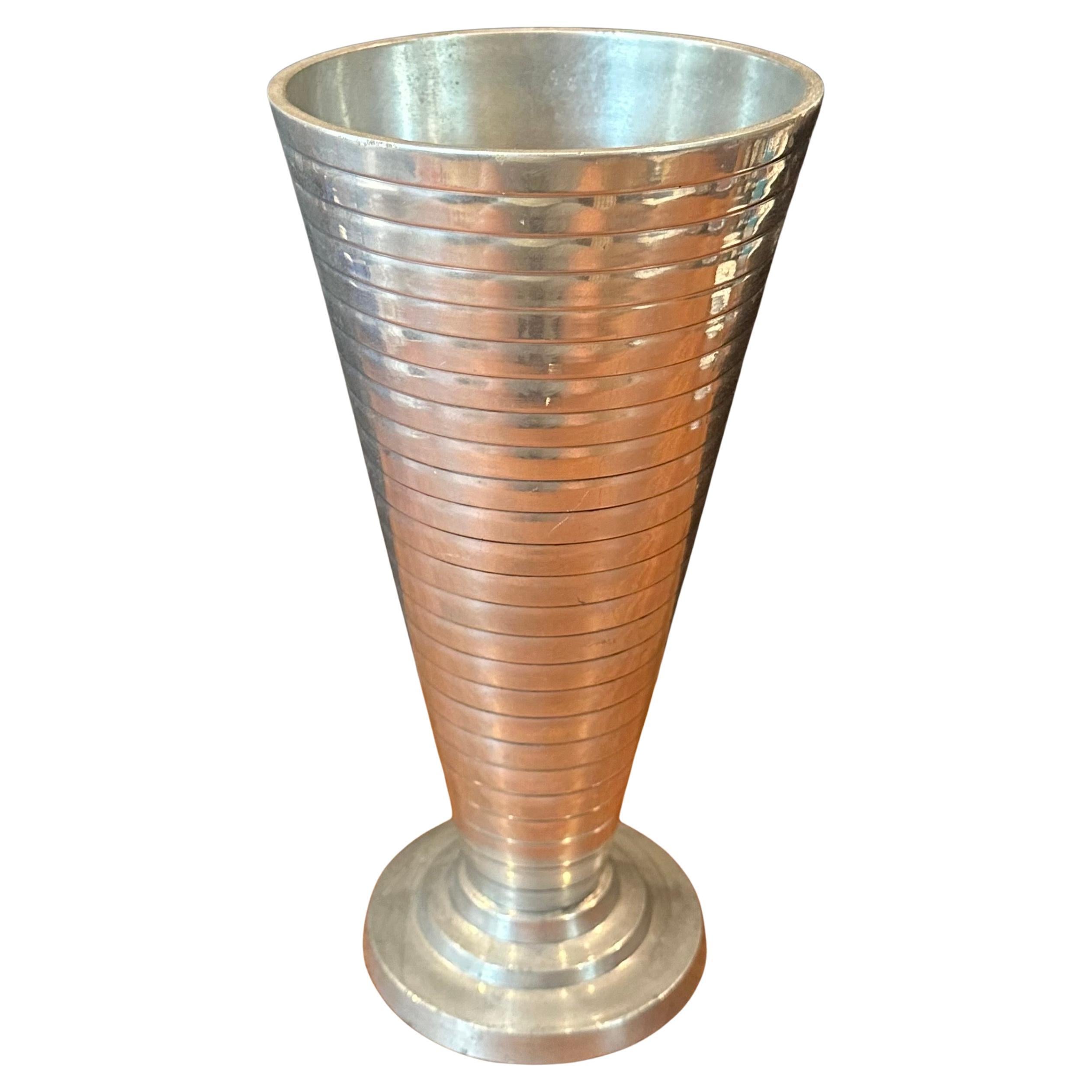 Eine sehr schöne Aluminium-Legierung Treppe Machin Age Vase, ca. 1930's. Das Gefäß ist in sehr gutem Vintage-Zustand ohne Chips oder Risse und misst 6 