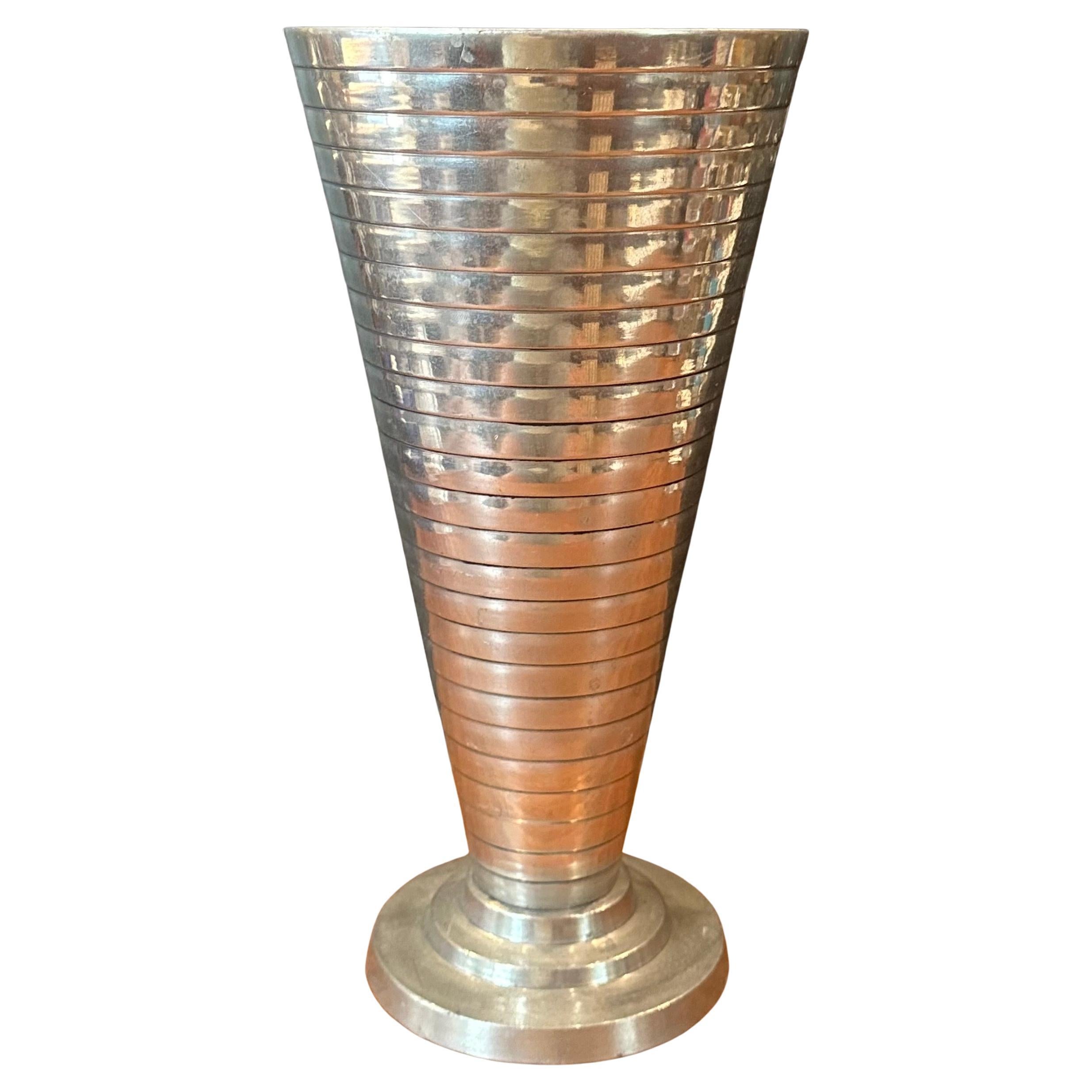 Aluminium-Legierung Treppe-Maschine Alter Vase (Maschinenzeitalter) im Angebot