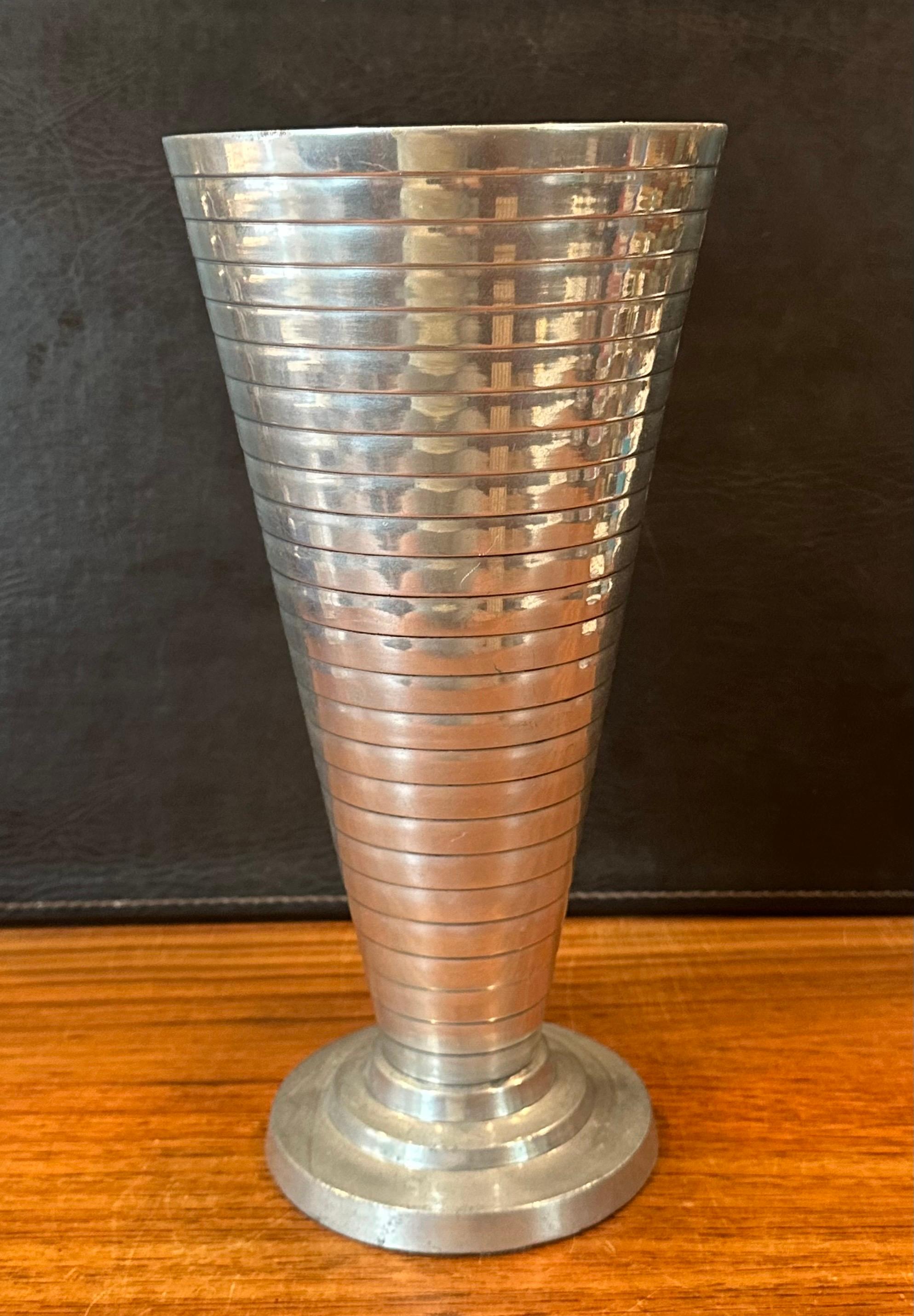 Aluminium-Legierung Treppe-Maschine Alter Vase (amerikanisch) im Angebot