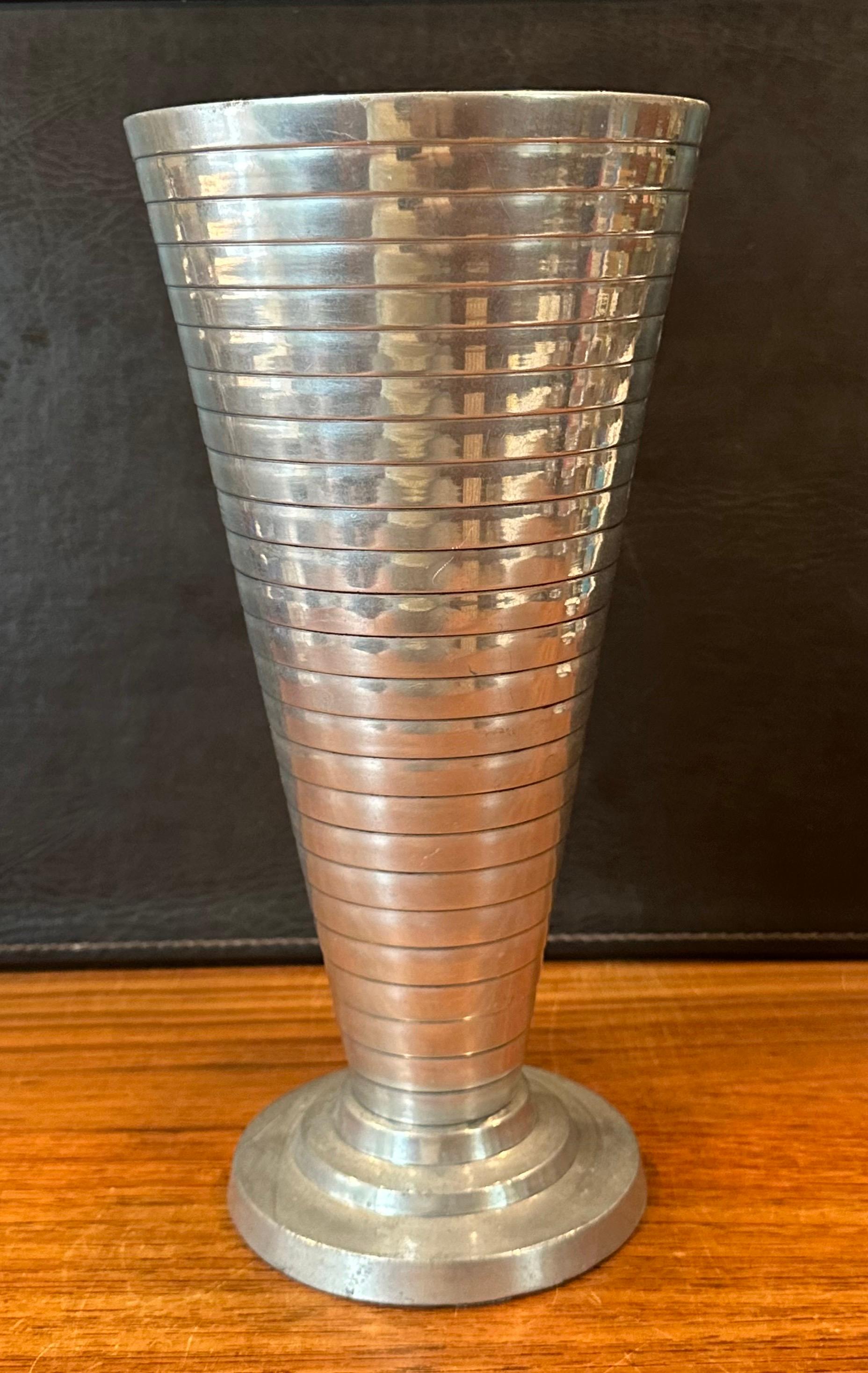 Aluminium-Legierung Treppe-Maschine Alter Vase im Zustand „Gut“ im Angebot in San Diego, CA