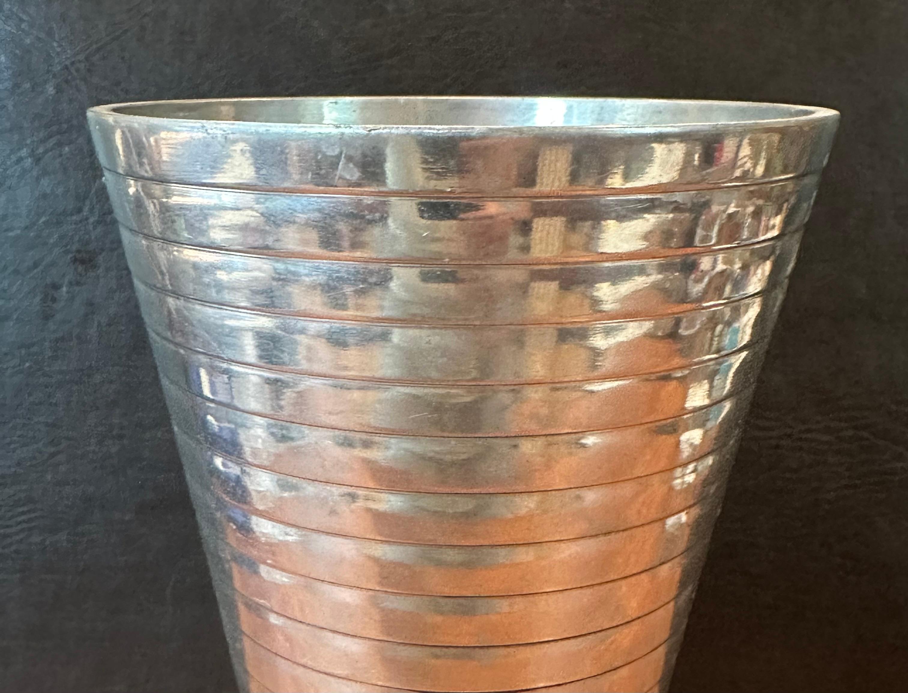 Aluminium-Legierung Treppe-Maschine Alter Vase (20. Jahrhundert) im Angebot