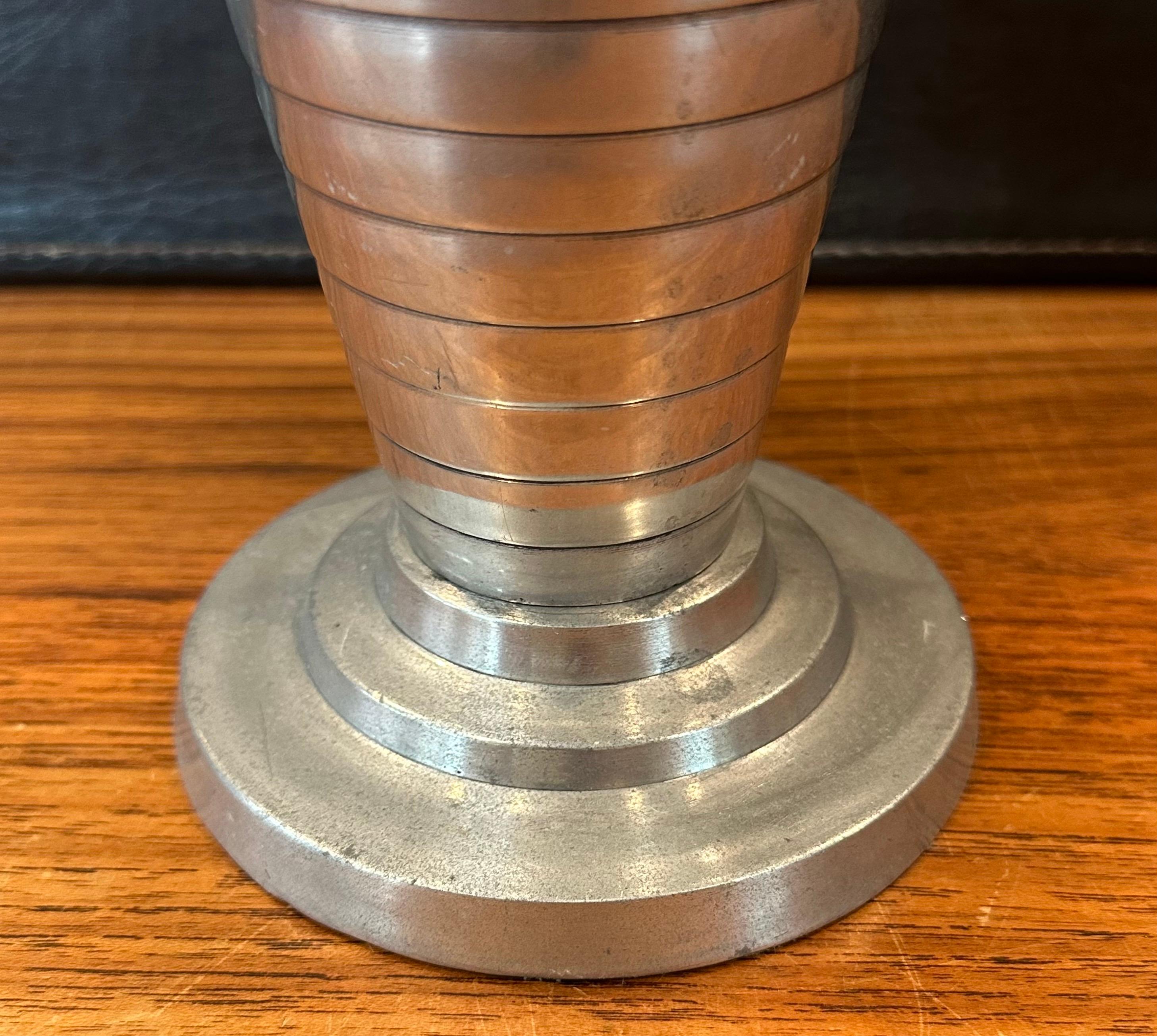 Aluminium-Legierung Treppe-Maschine Alter Vase im Angebot 1