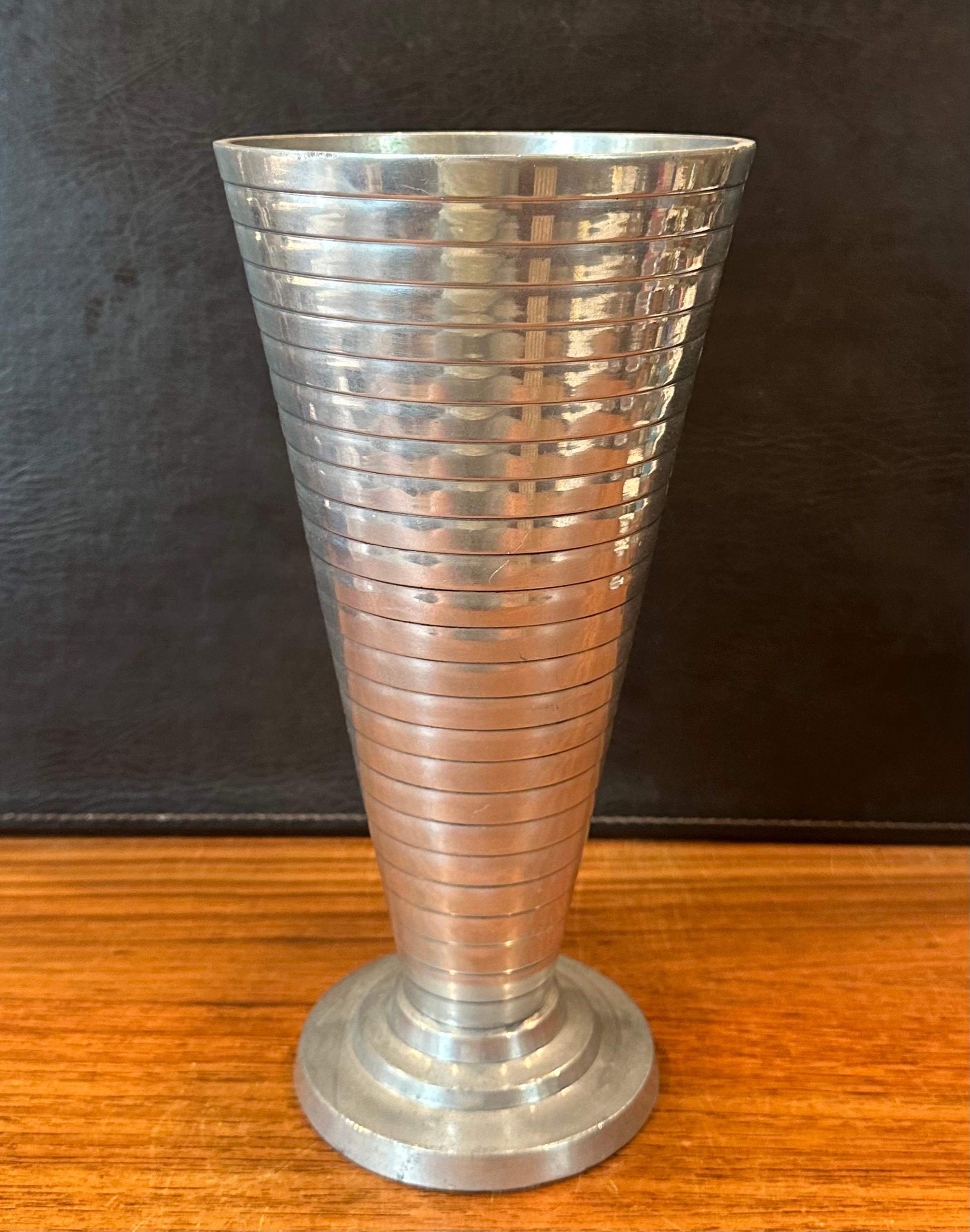 Aluminium-Legierung Treppe-Maschine Alter Vase im Angebot 2