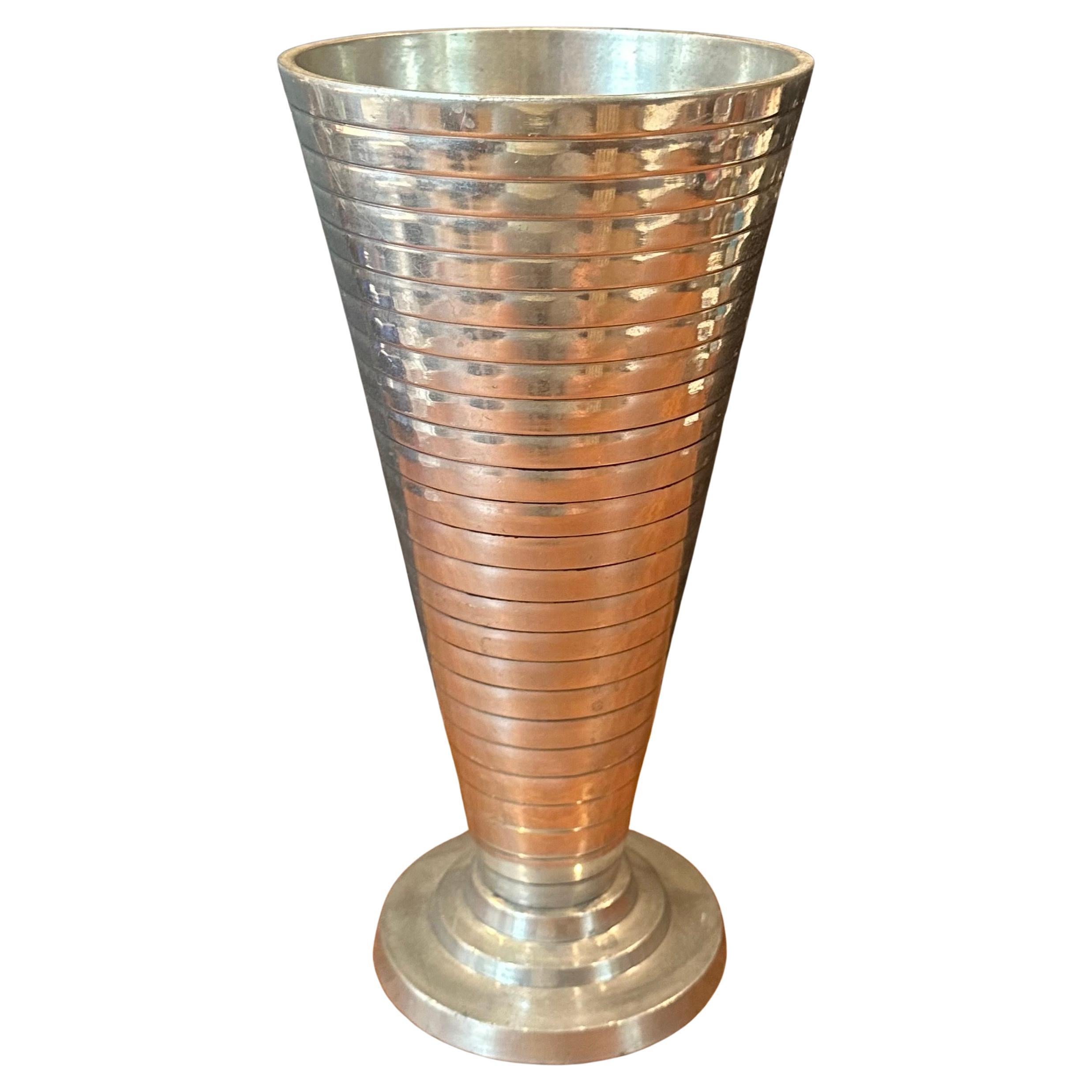 Aluminium-Legierung Treppe-Maschine Alter Vase im Angebot