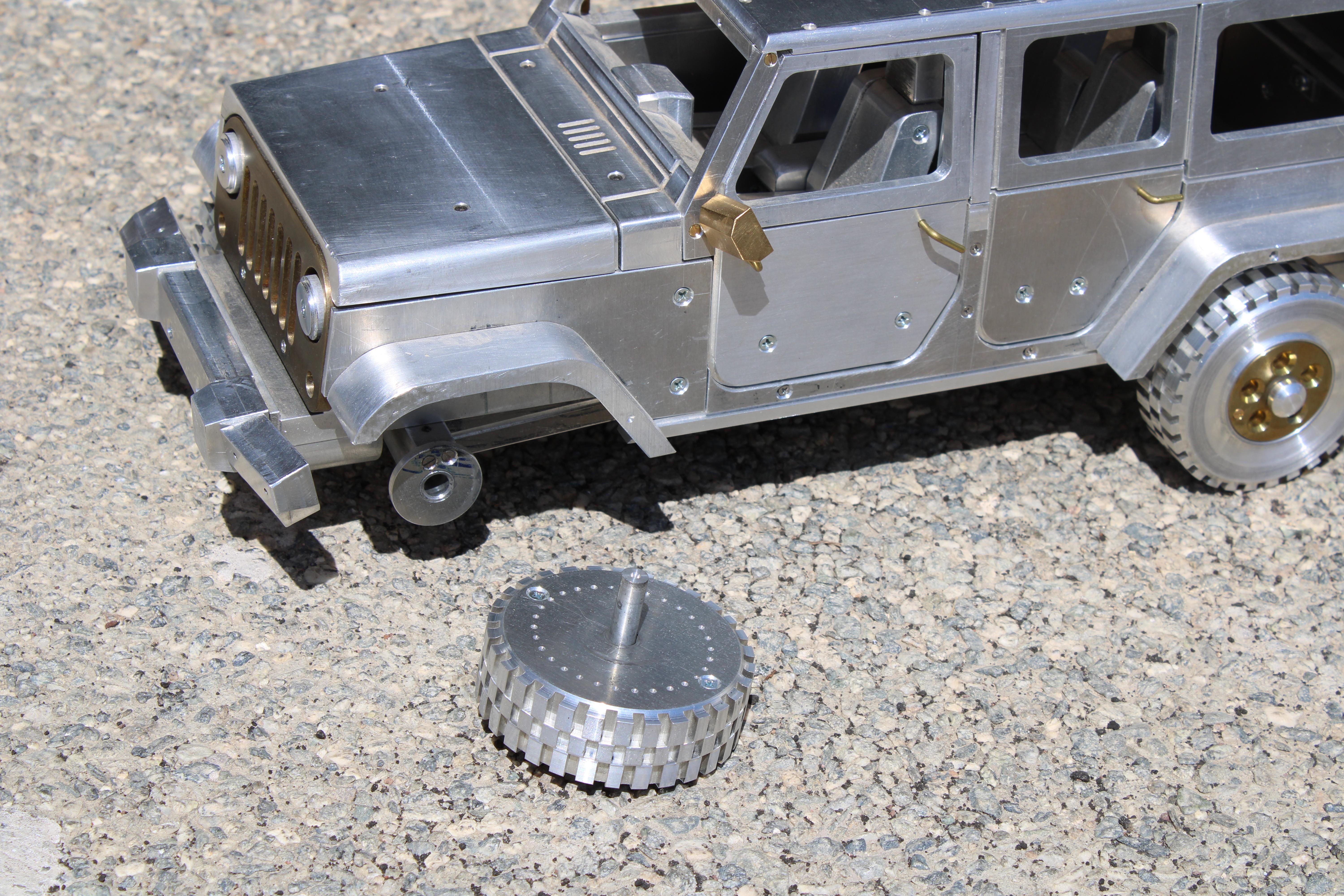 Jeep in alluminio e ottone in vendita 4