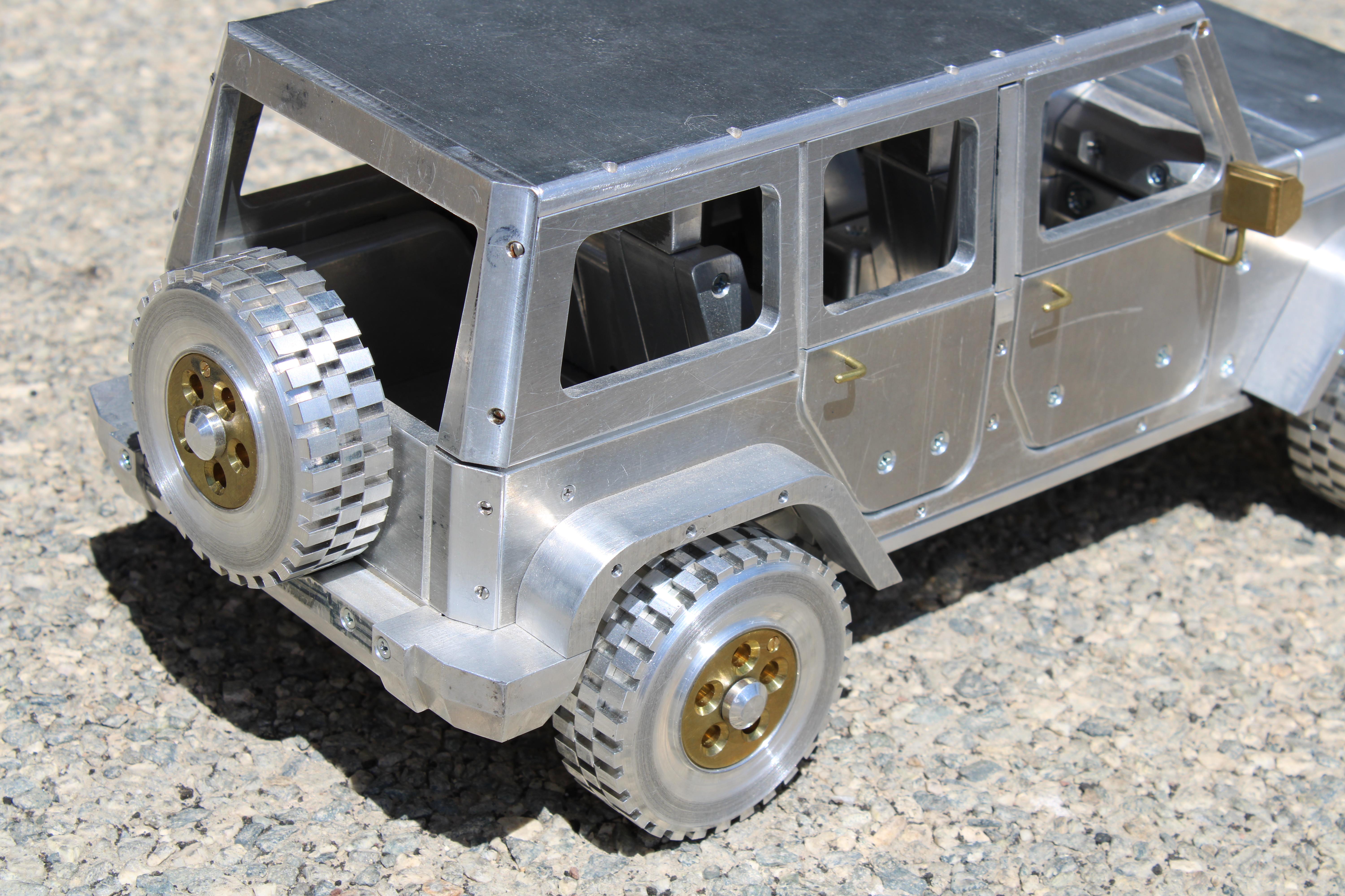 Jeep aus Aluminium und Messing im Angebot 3