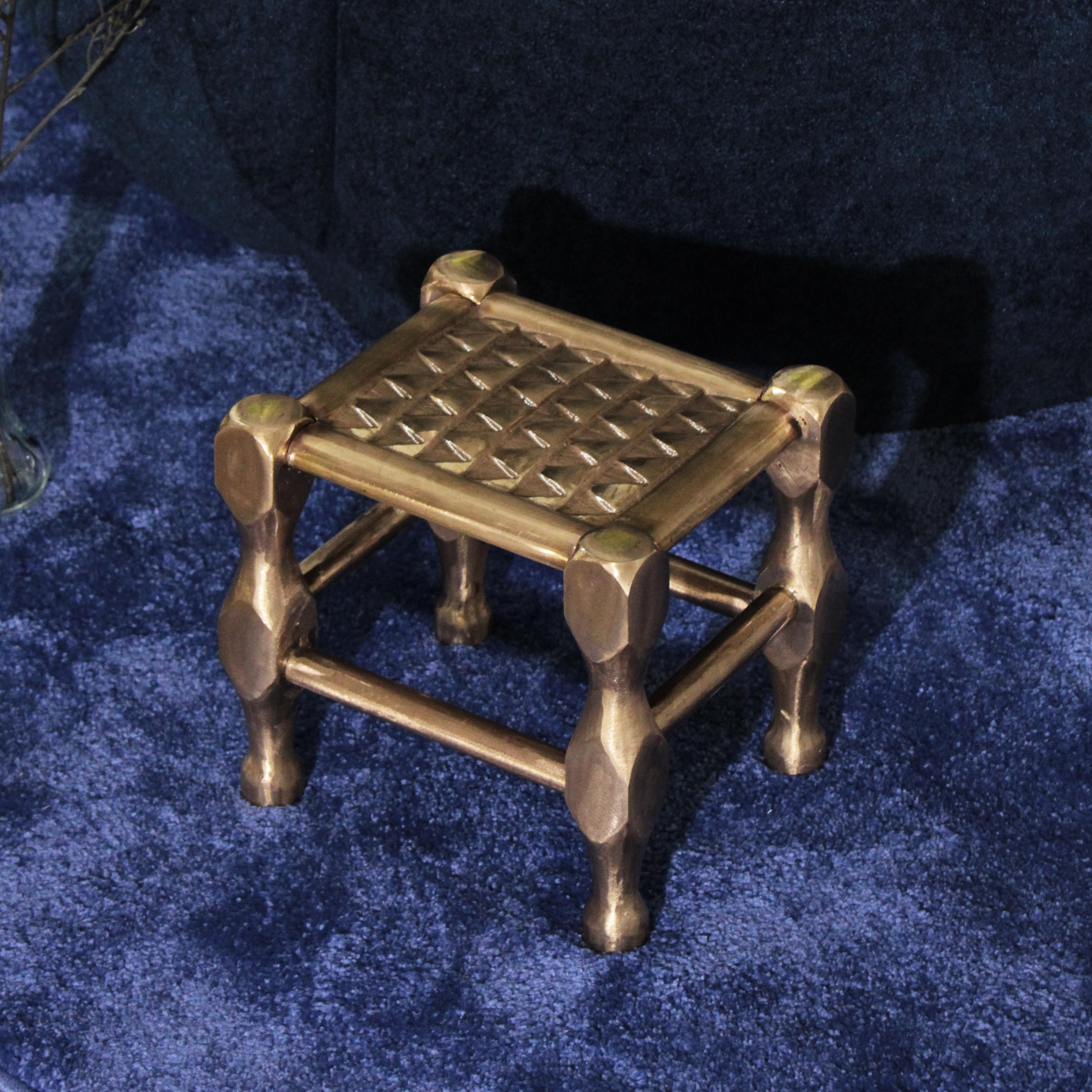 Aluminium und Bronze Der Iskemle Hocker von Studio Sunt im Angebot 4